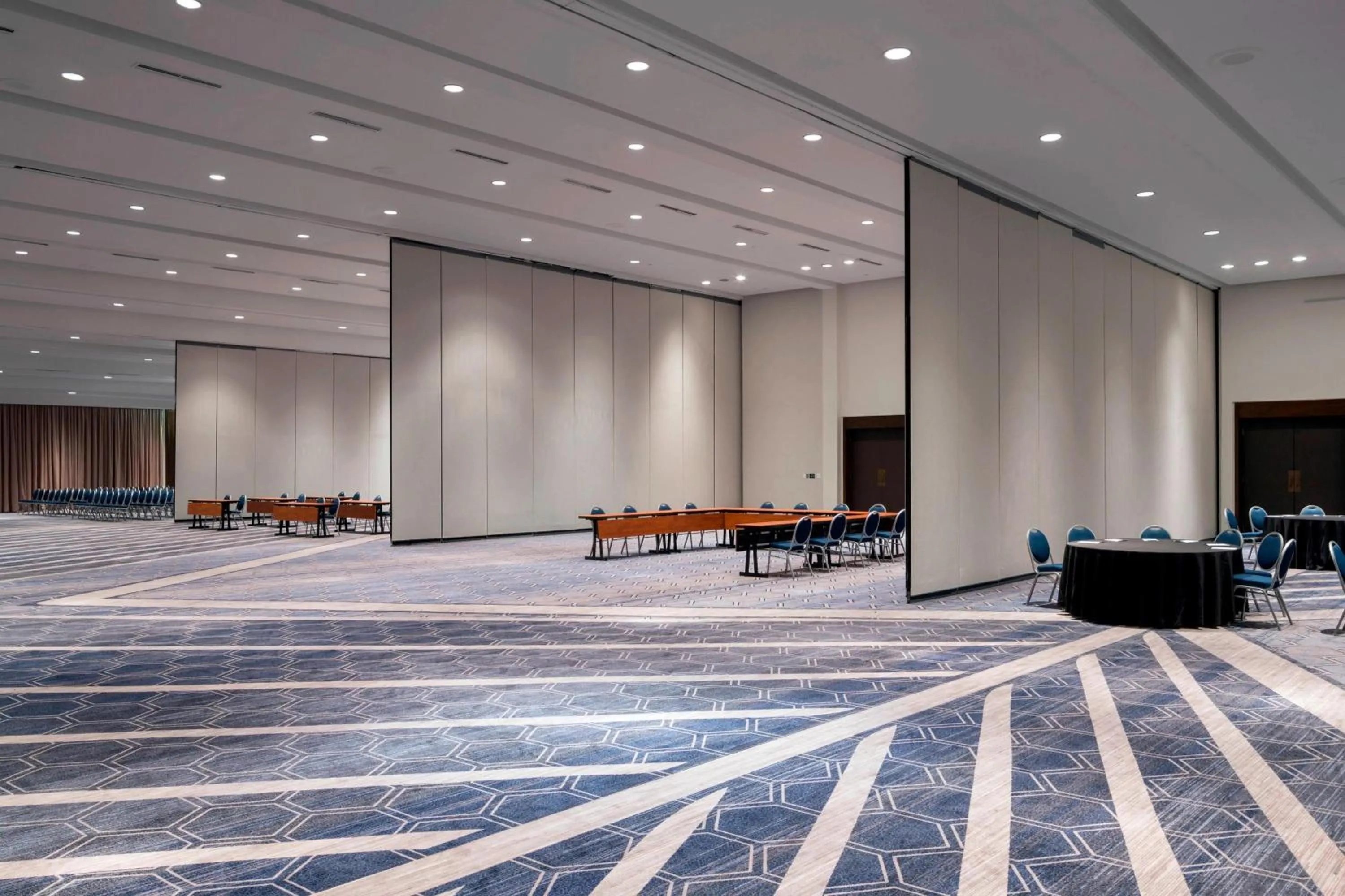 Meeting/conference room in Sheraton Norfolk Waterside Hotel