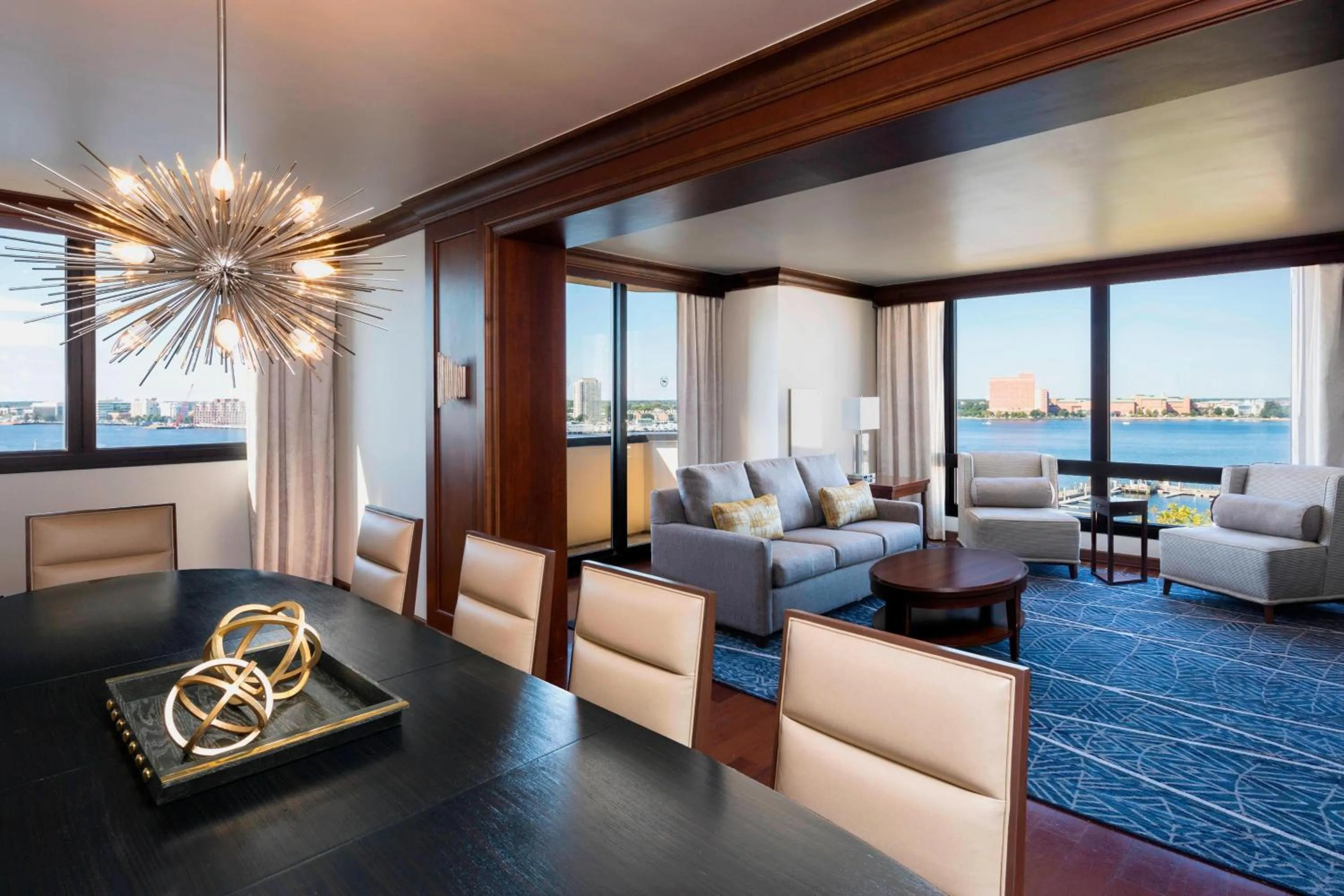 Living room in Sheraton Norfolk Waterside Hotel