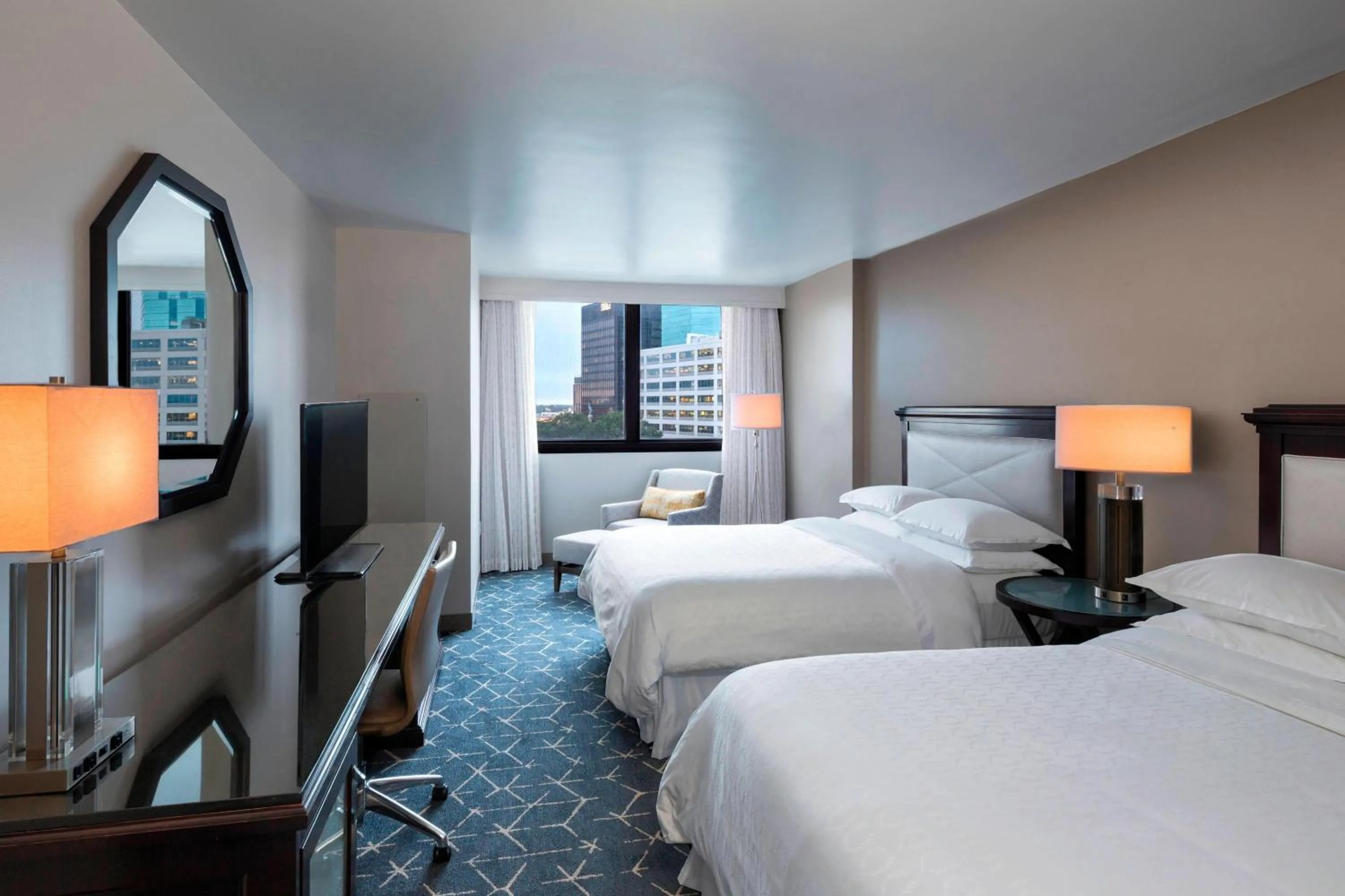 Photo of the whole room, Bed in Sheraton Norfolk Waterside Hotel