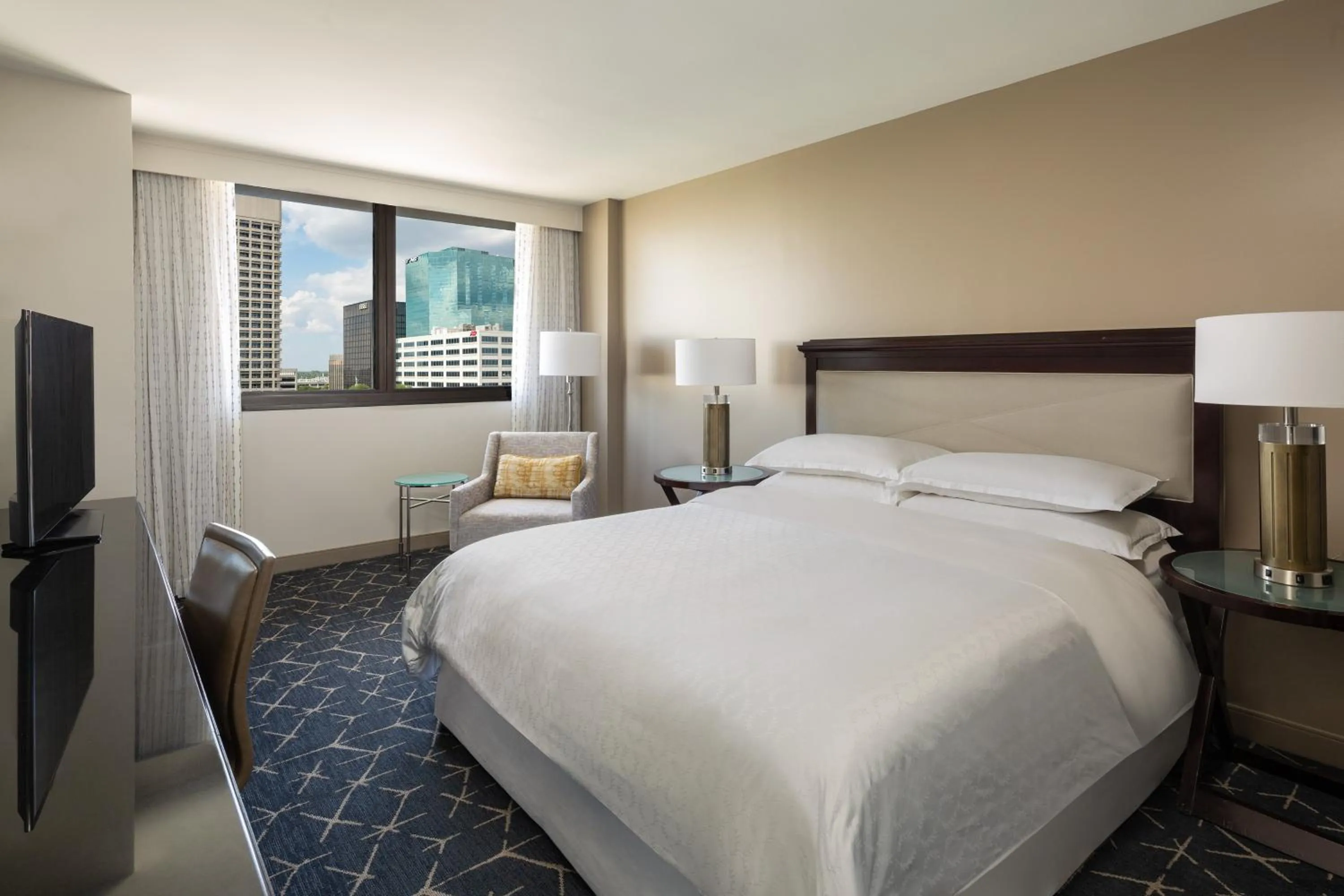 Photo of the whole room, Bed in Sheraton Norfolk Waterside Hotel