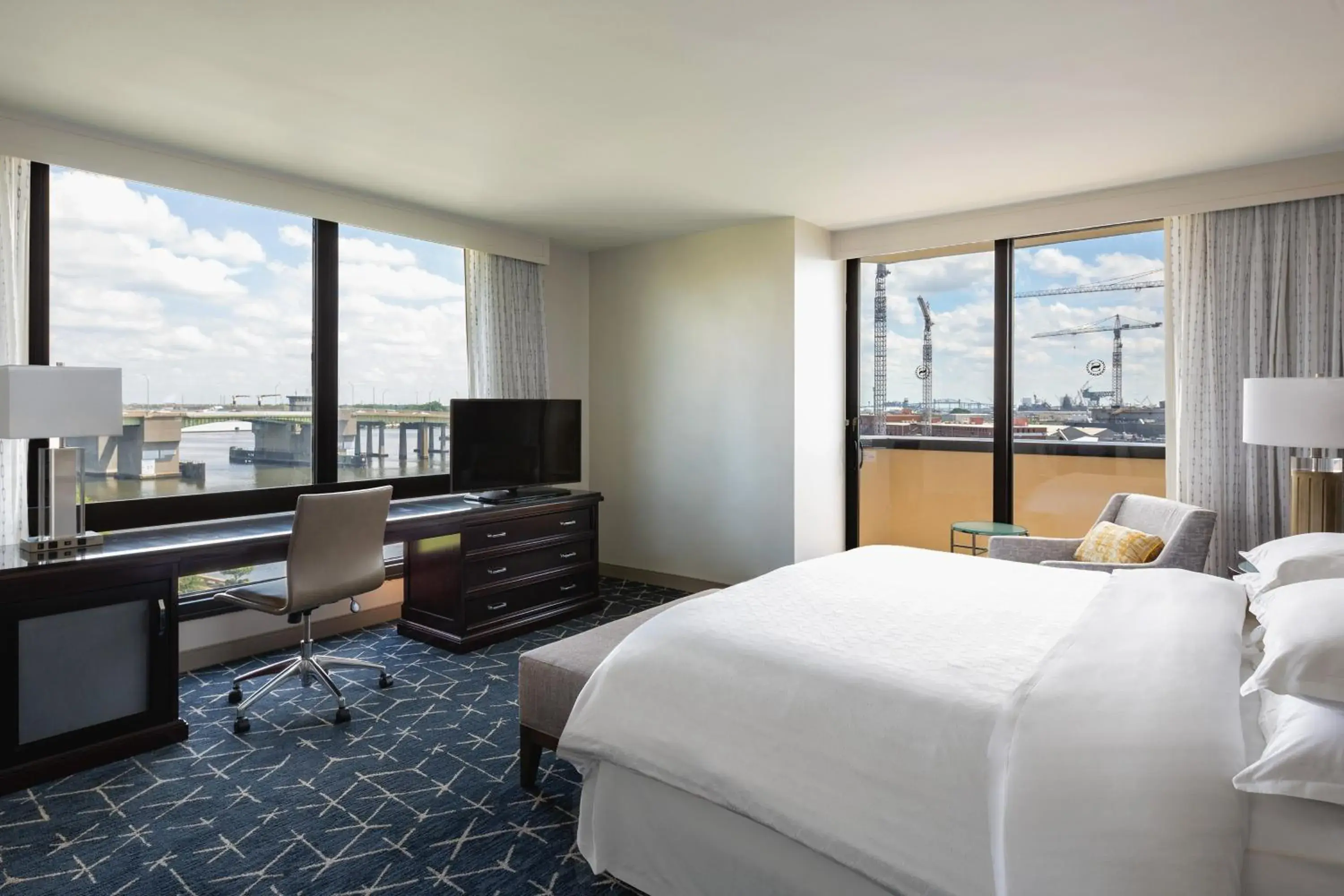 Guest room, 1 King, Corner room, Balcony in Sheraton Norfolk Waterside Hotel Guest room, 1 King, Corner room, Balcony in Sheraton Norfolk Waterside Hotel