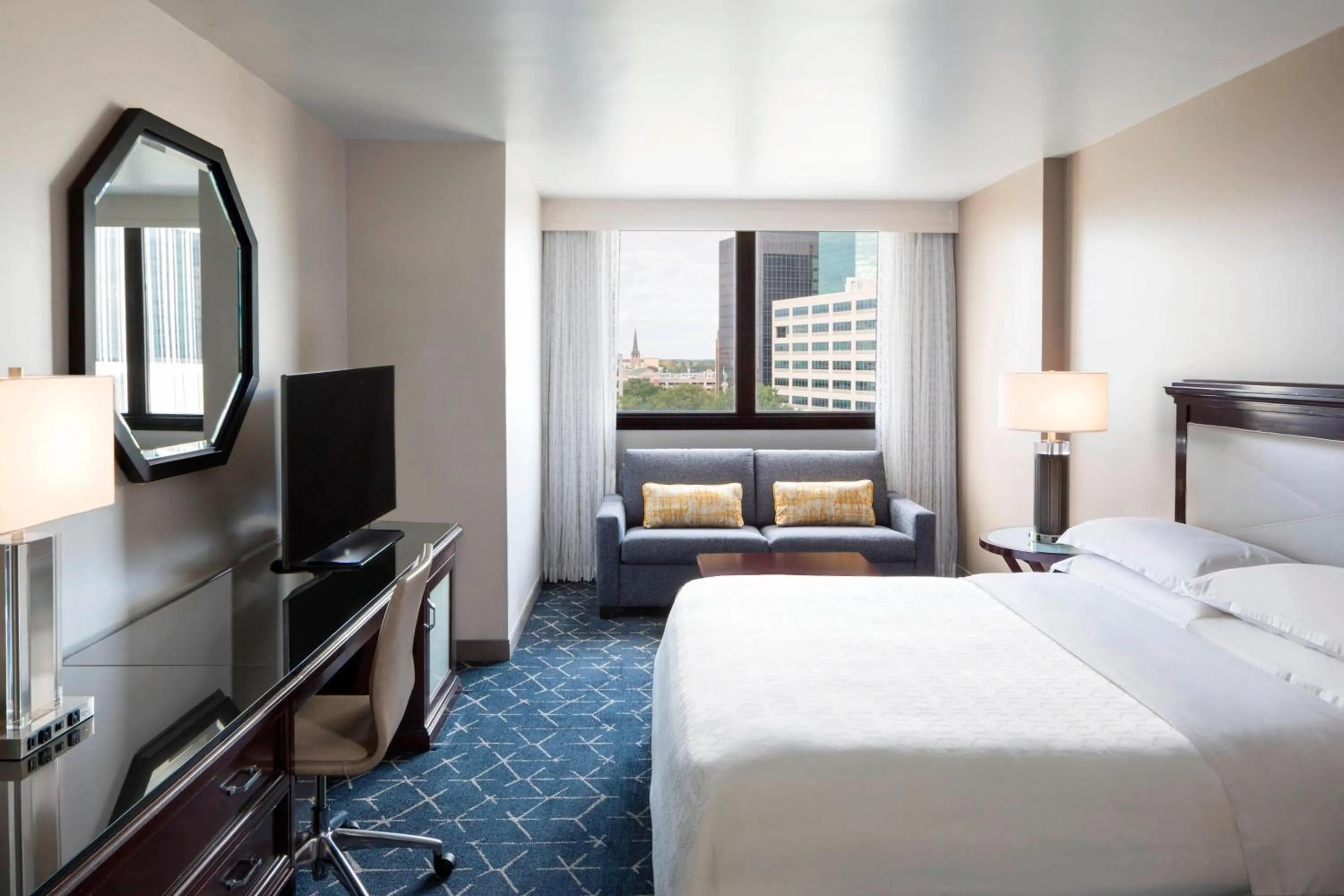 Photo of the whole room, Bed in Sheraton Norfolk Waterside Hotel