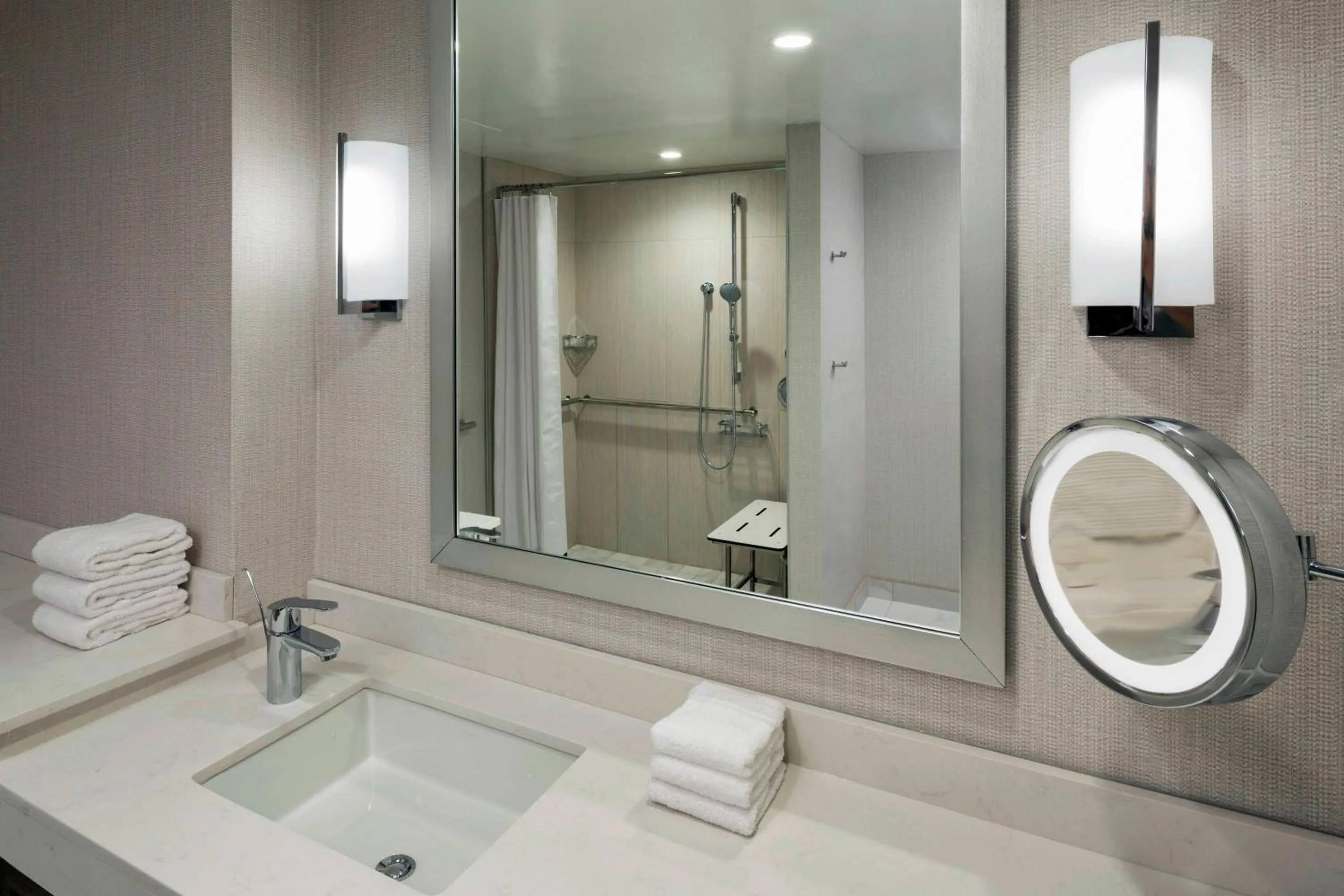 Bathroom in Sheraton Norfolk Waterside Hotel