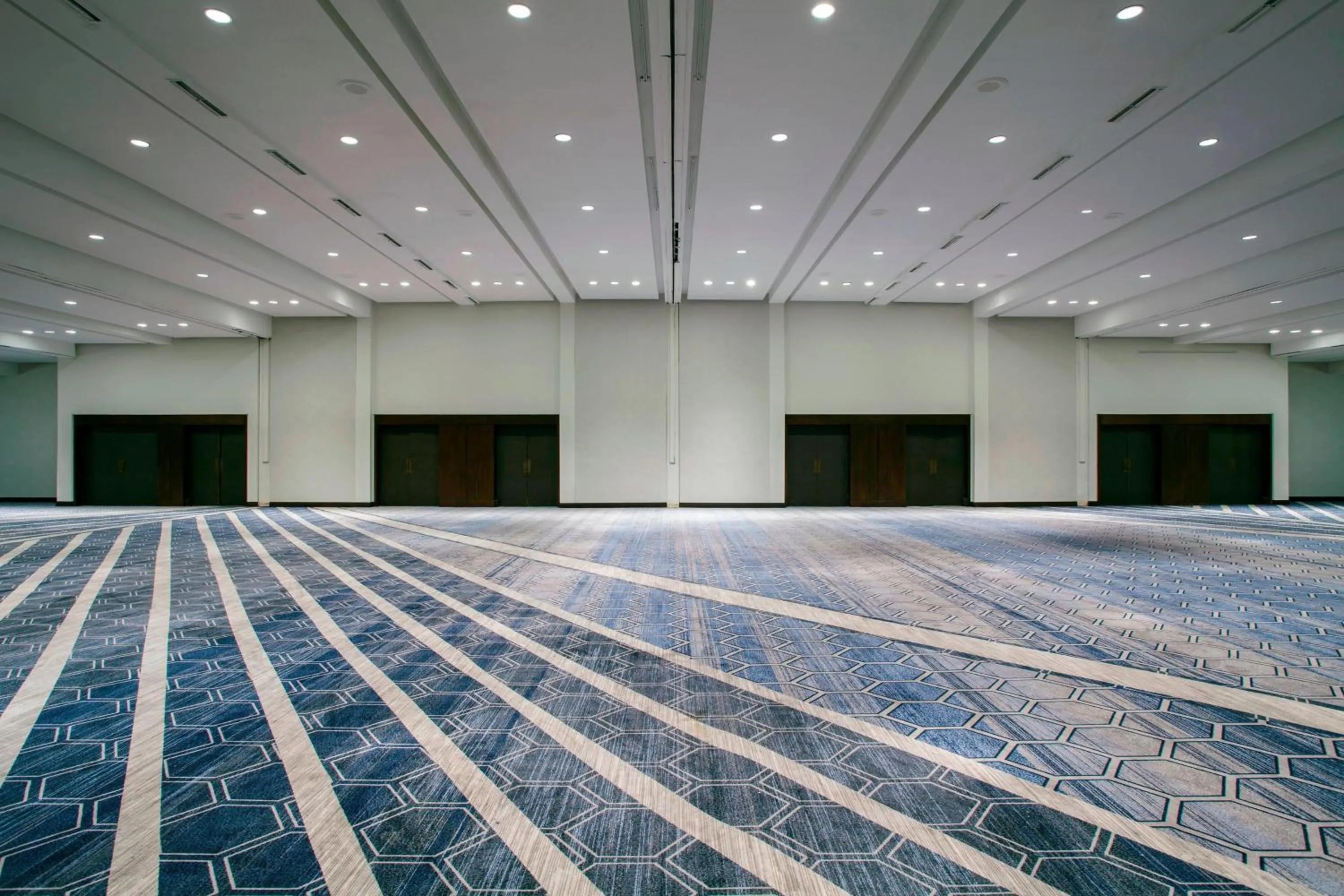 Meeting/conference room in Sheraton Norfolk Waterside Hotel