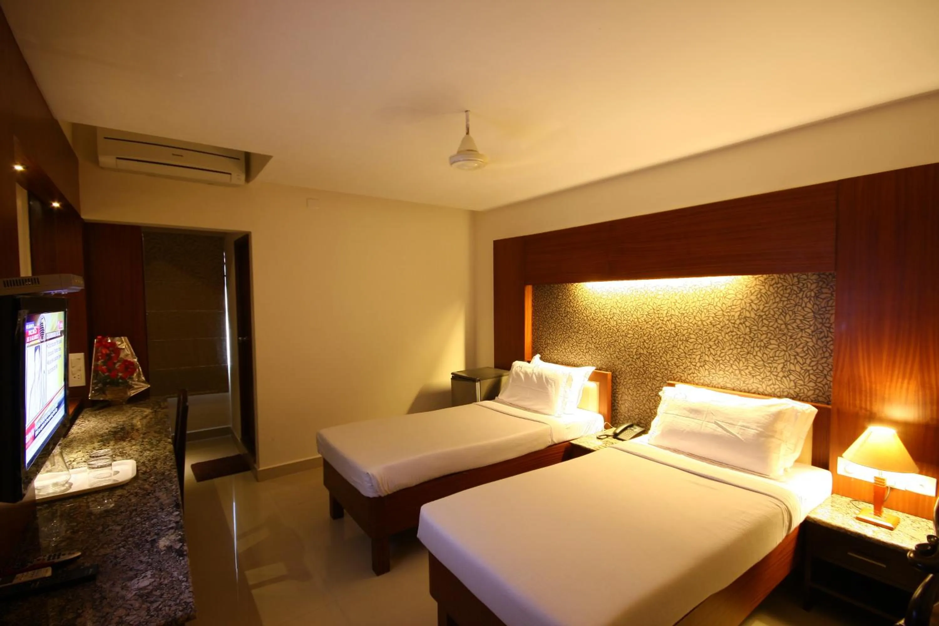 Bed in Hotel Crescent Crest Sriperumbudur