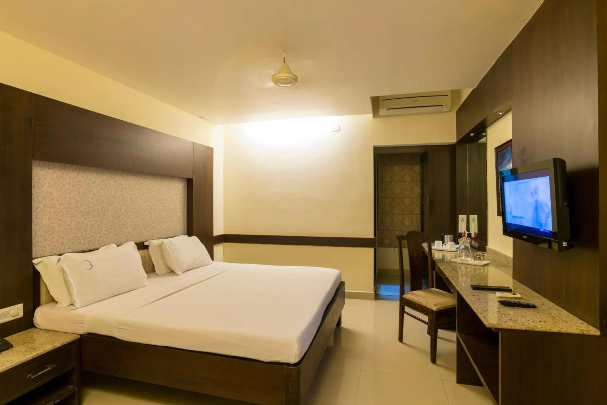 Bedroom, Bed in Hotel Crescent Crest Sriperumbudur