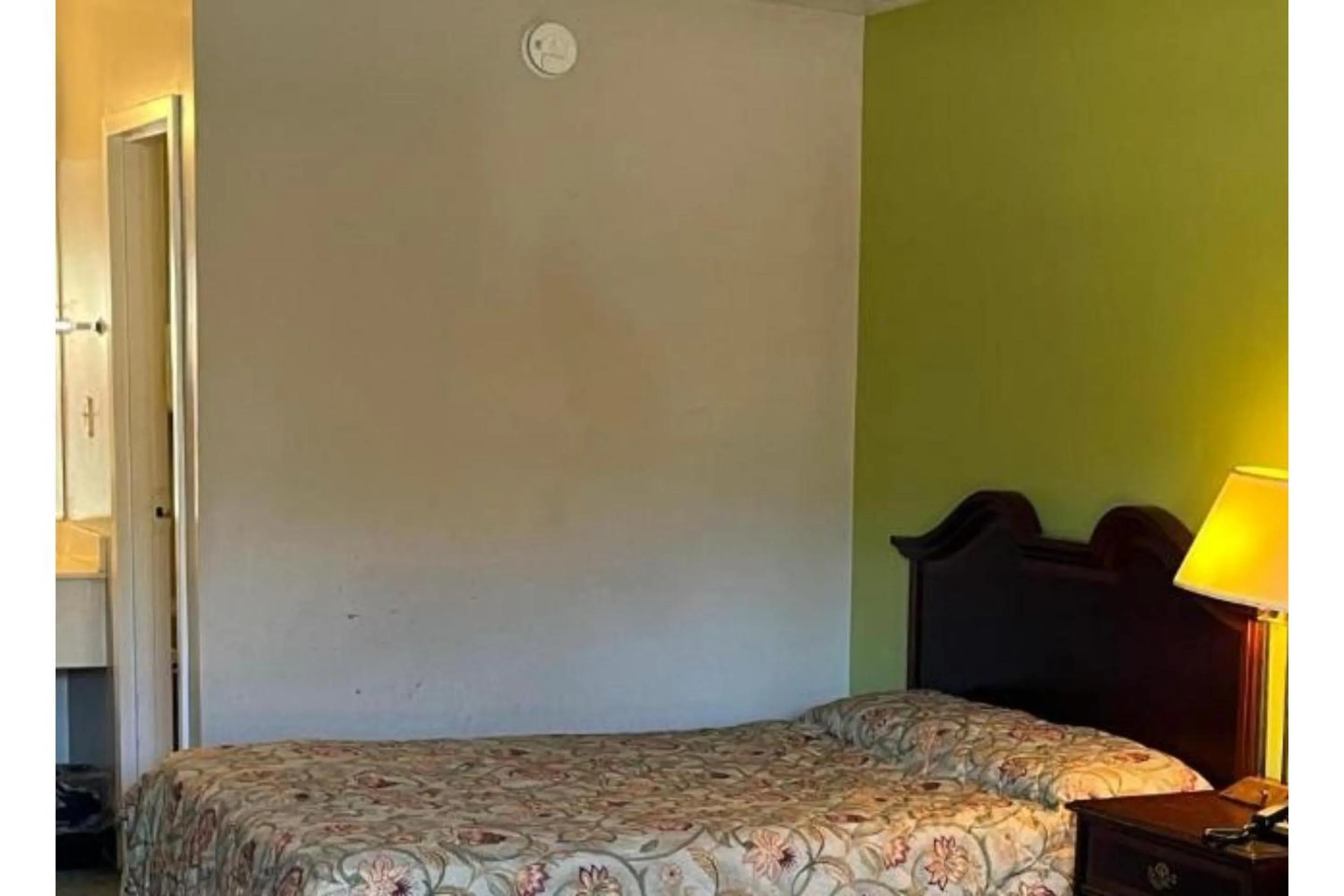 Bed in Motel 6 Bracey, VA I 85