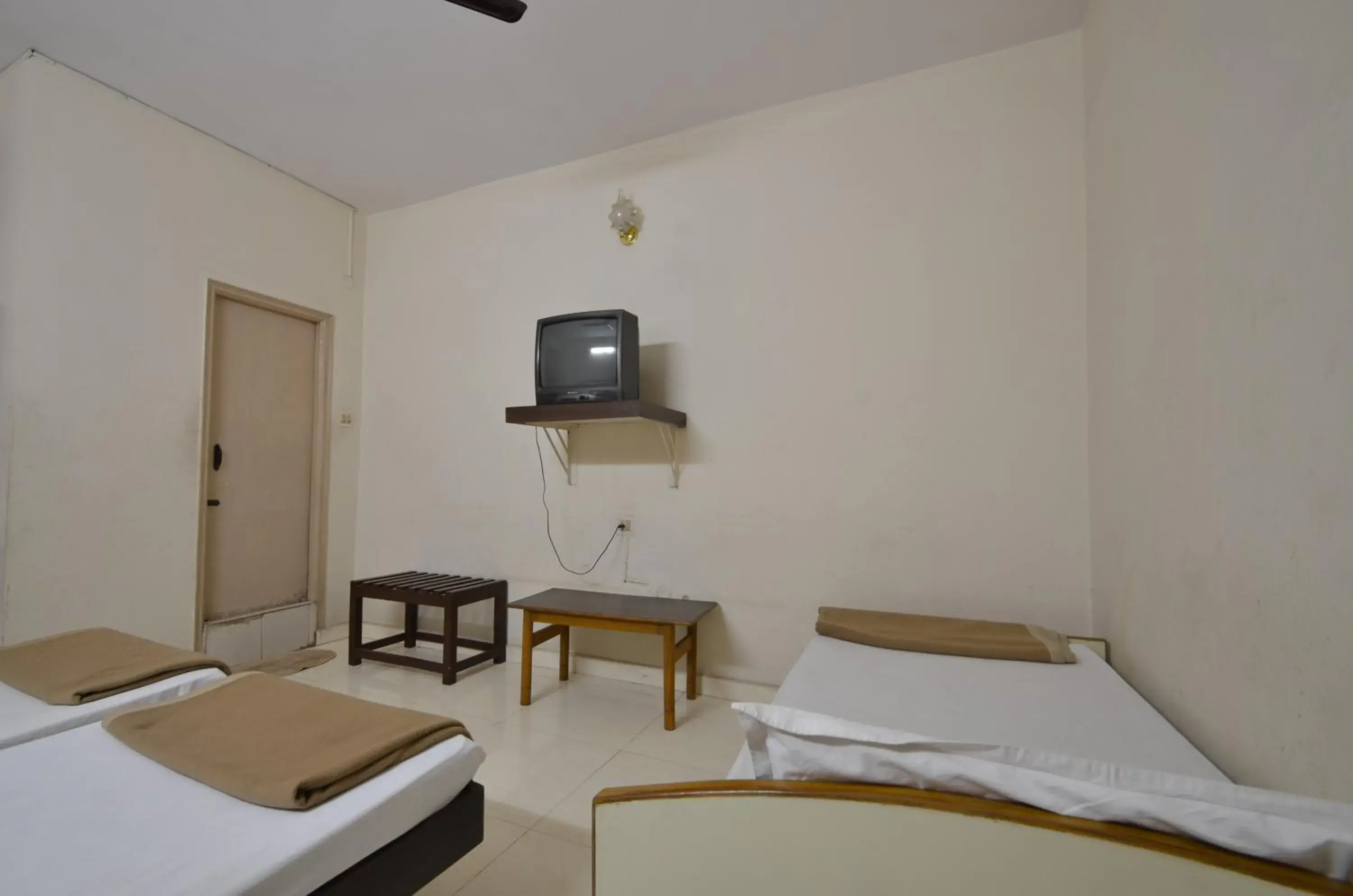 Photo of the whole room in Hotel Maya Deluxe Photo of the whole room in Hotel Maya Deluxe