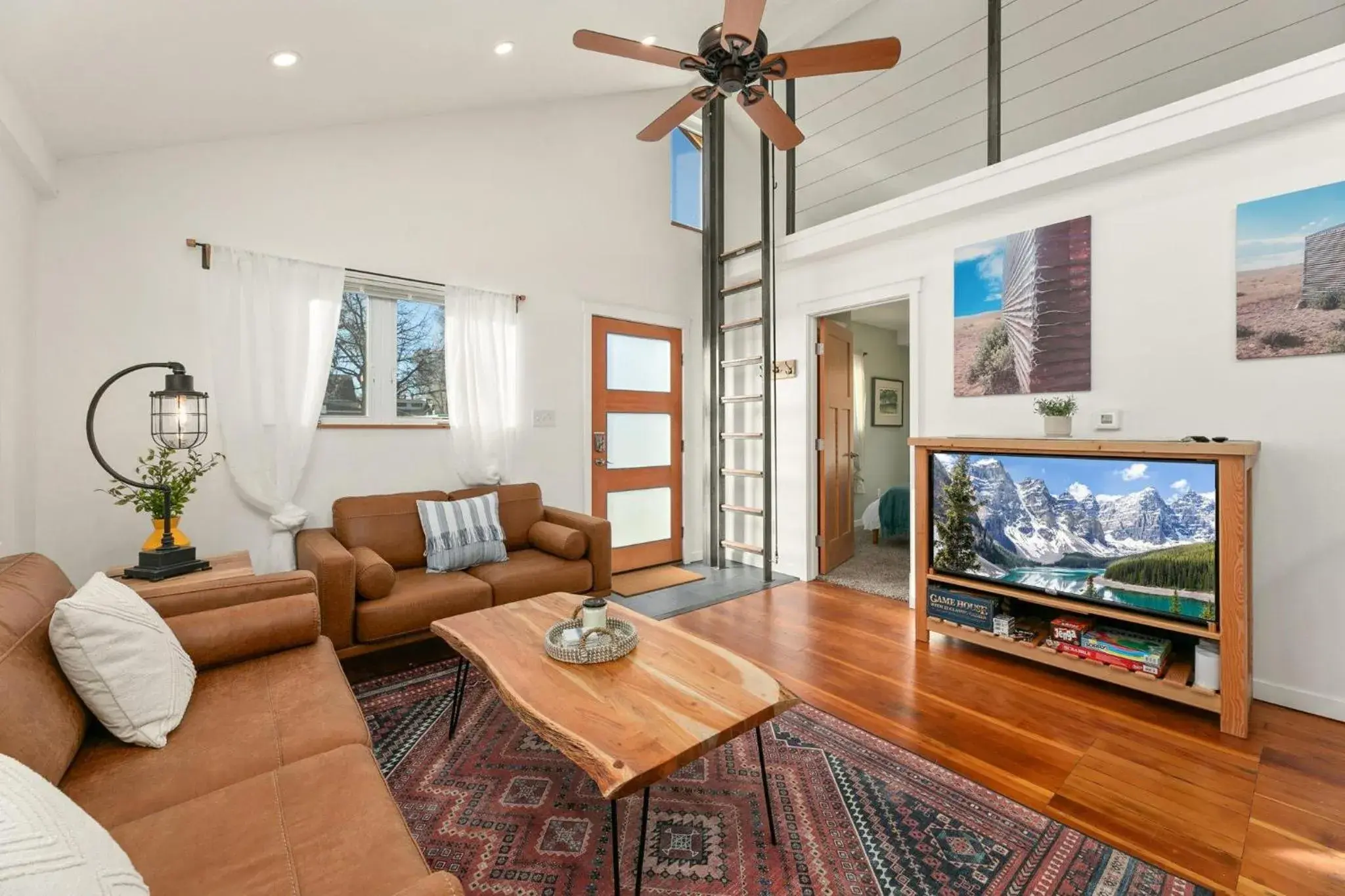 Vibrant Downtown Bungalow - Walk Everywhere! Vibrant Downtown Bungalow - Walk Everywhere!