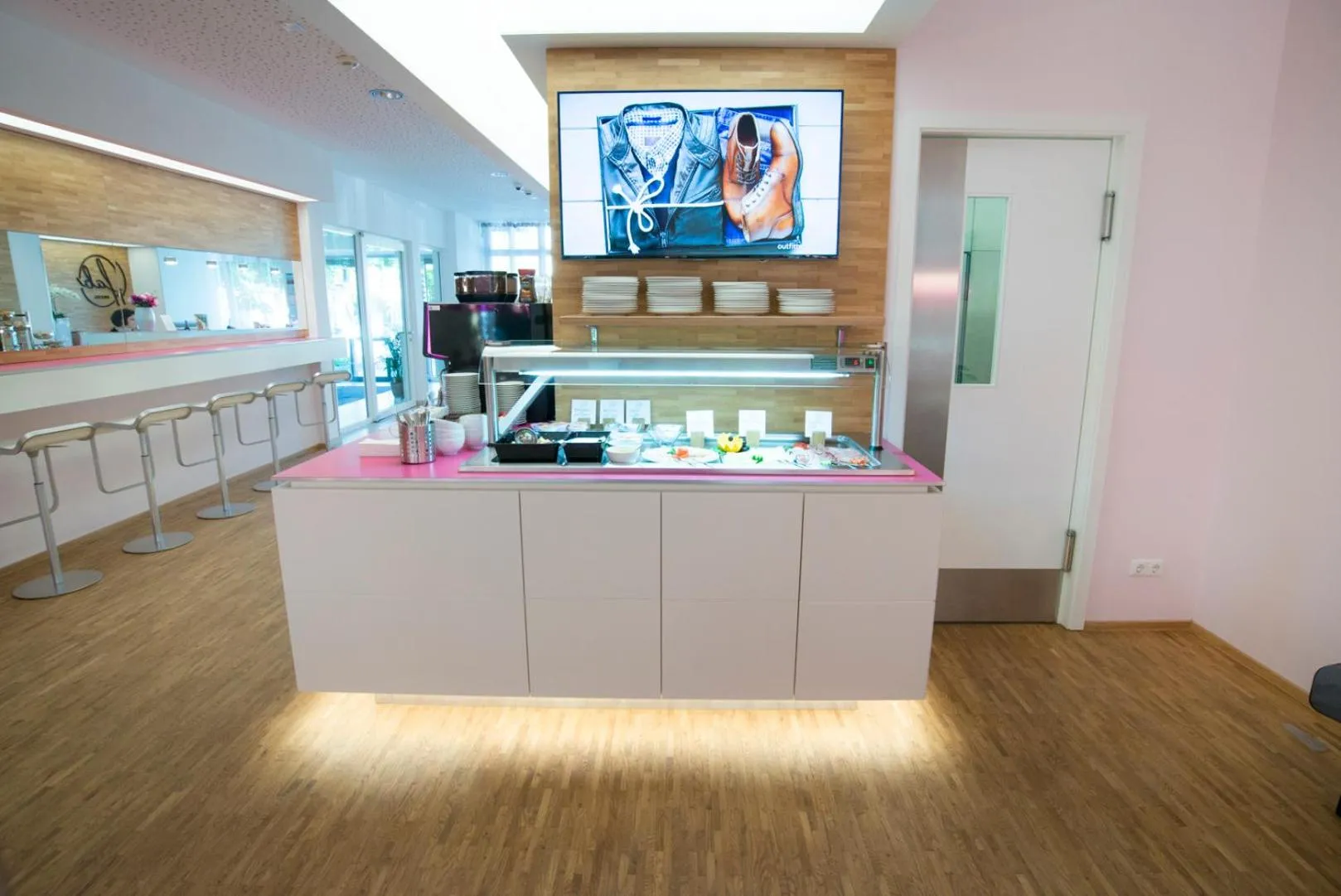 Restaurant/places to eat in fab Hotel