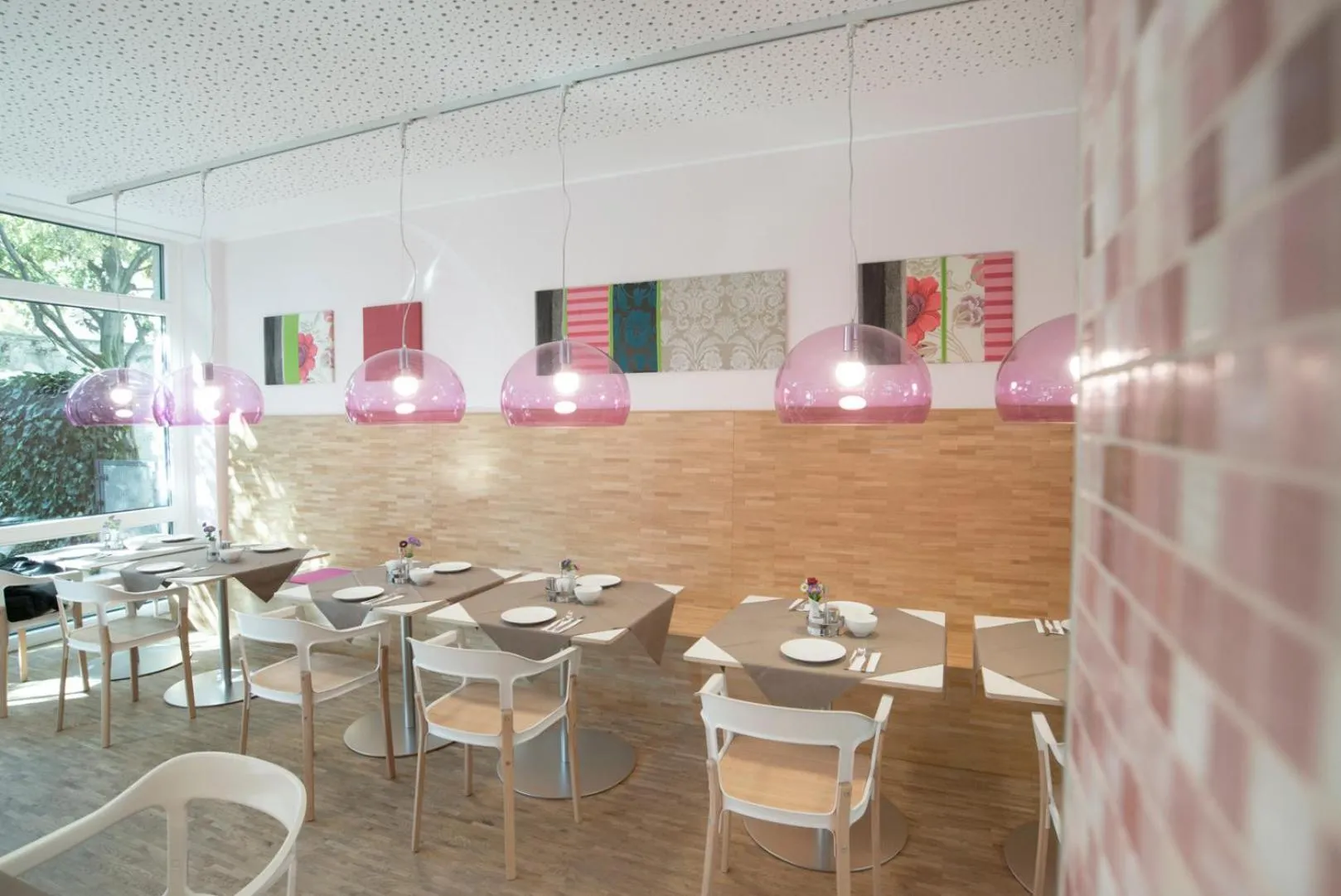 Restaurant/places to eat in fab Hotel