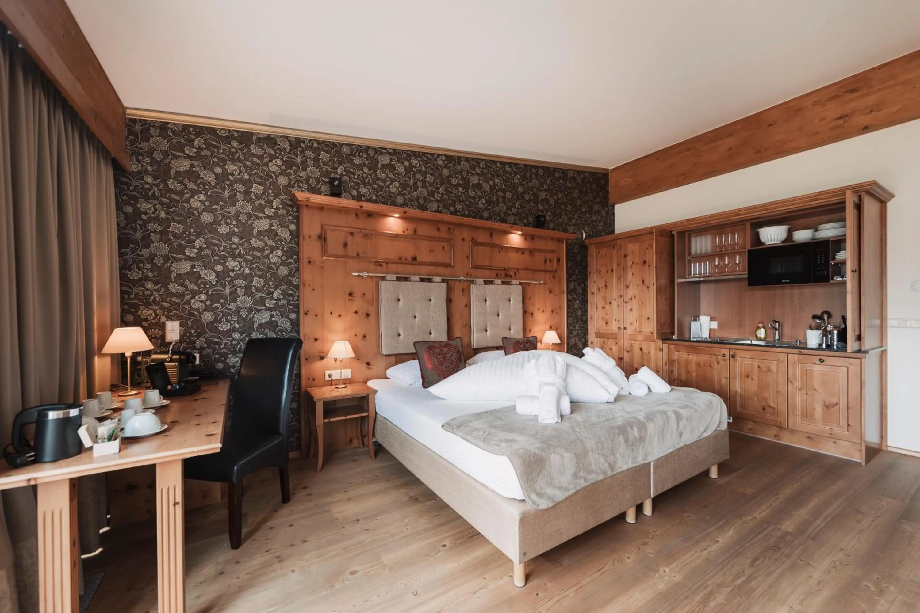 Kitchen or kitchenette, Bed in Wellness Aparthotel Panorama Alpin - Ferienwohnungen Jerzens im Pitztal