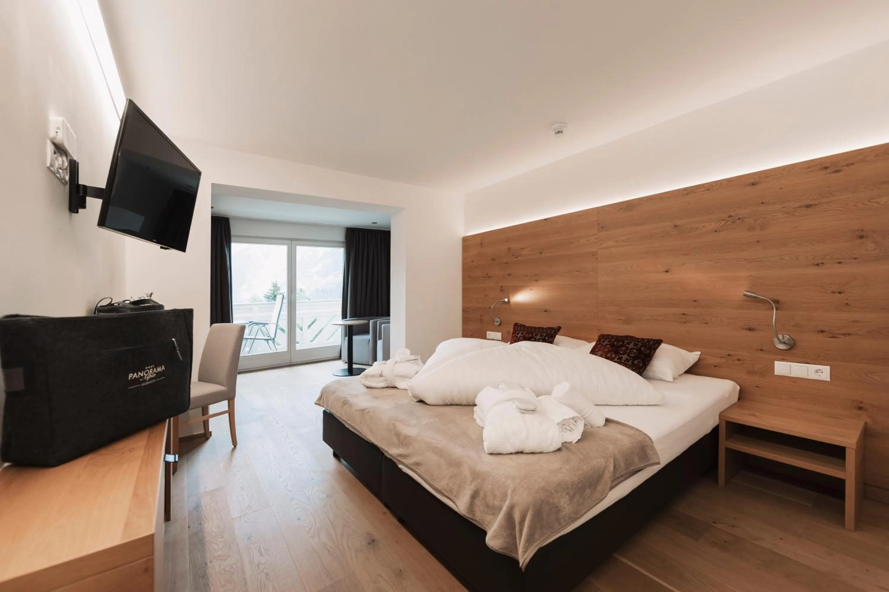 TV and multimedia, Bed in Wellness Aparthotel Panorama Alpin - Ferienwohnungen Jerzens im Pitztal