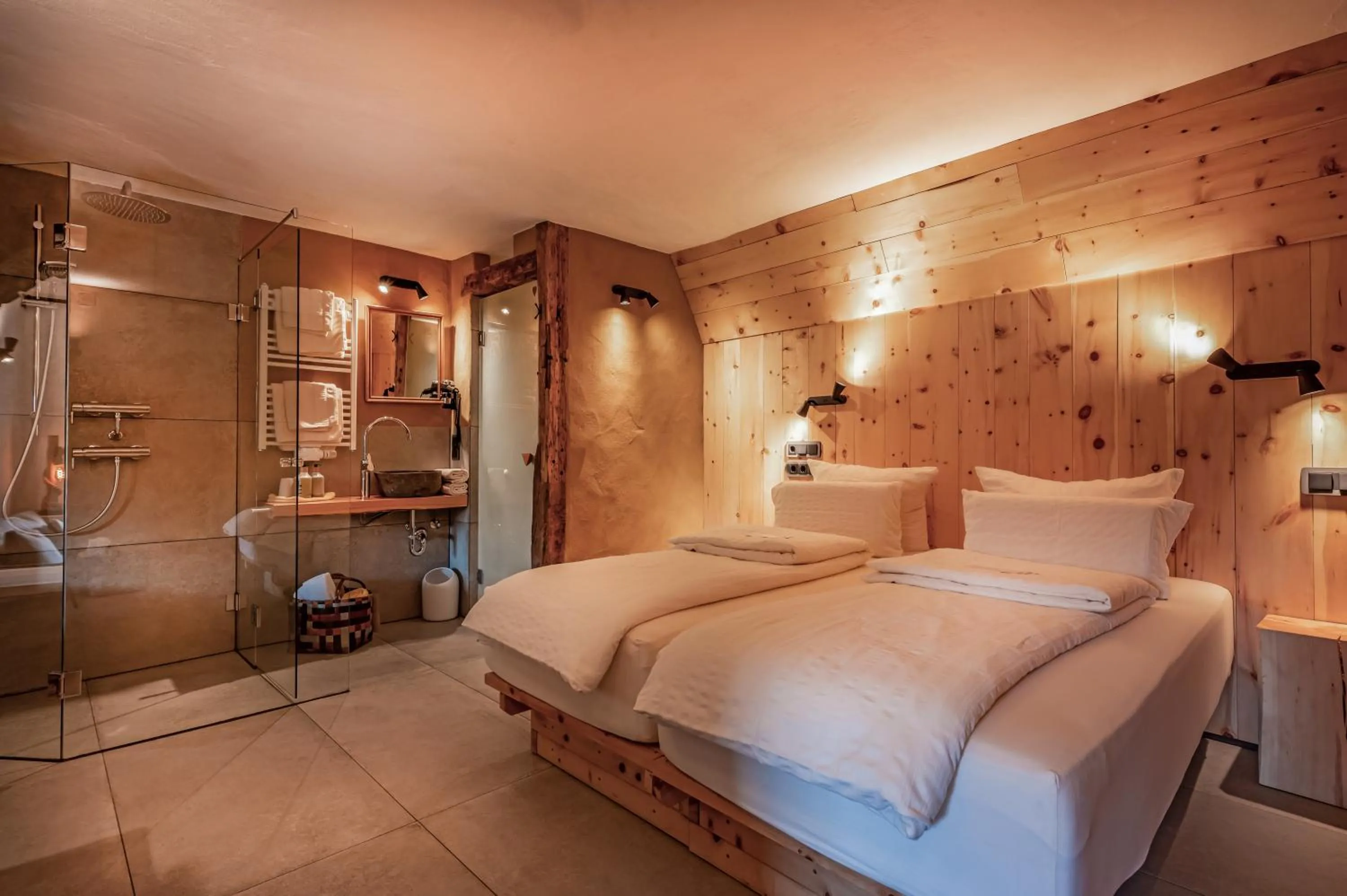 Shower, Bed in Hotel Land Gut Höhne