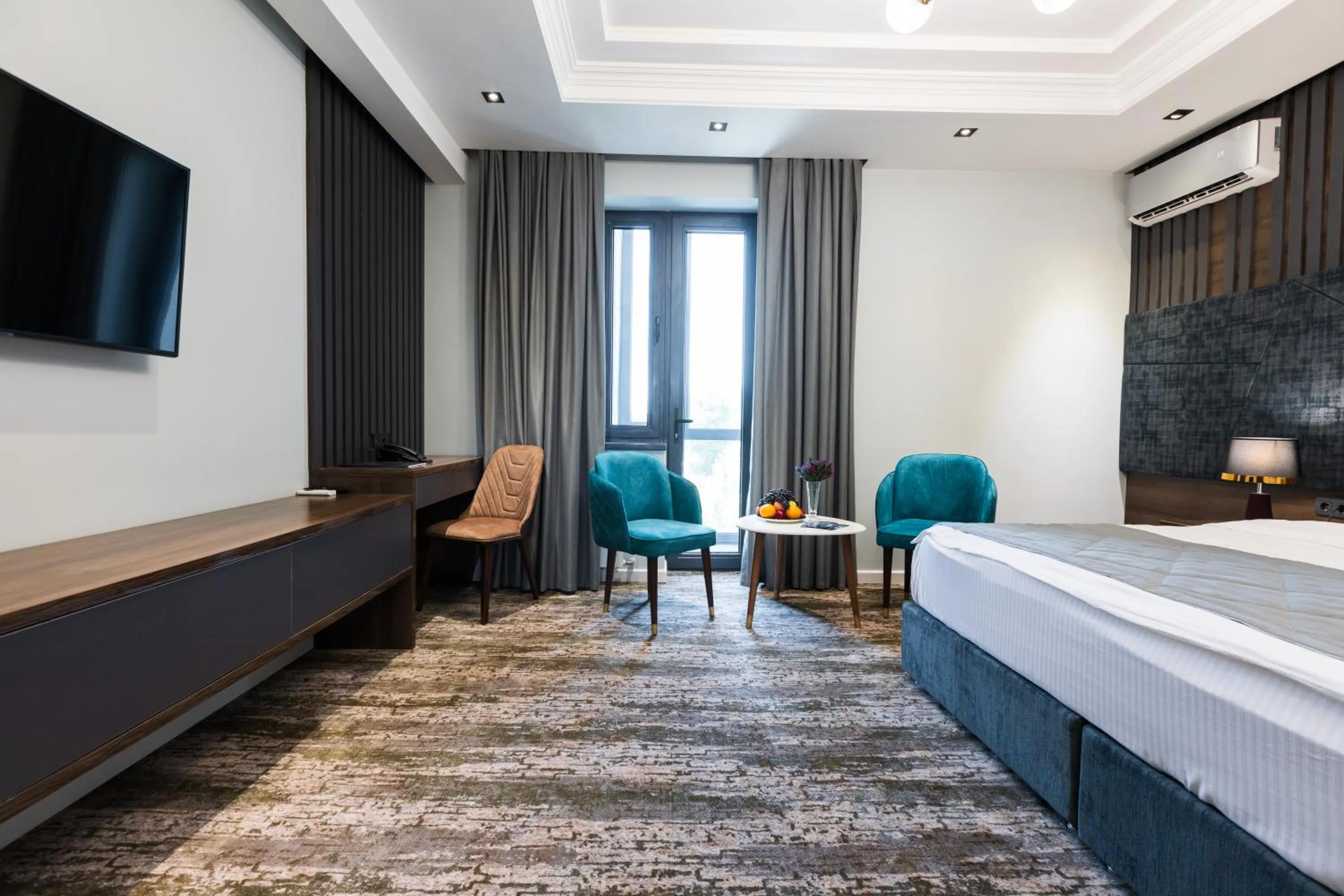 Communal lounge/ TV room, Bed in Roadside by Khorrot