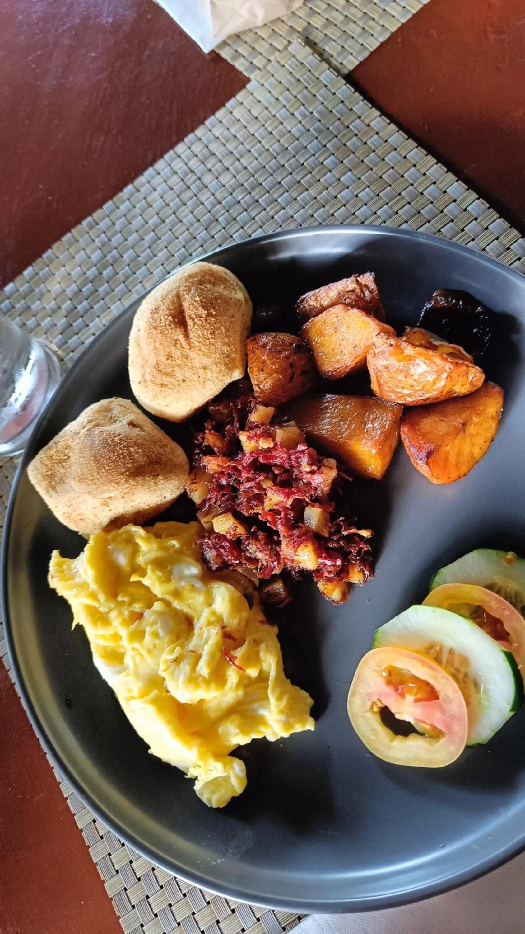 Food in The Henry Resort Taramindu Laiya