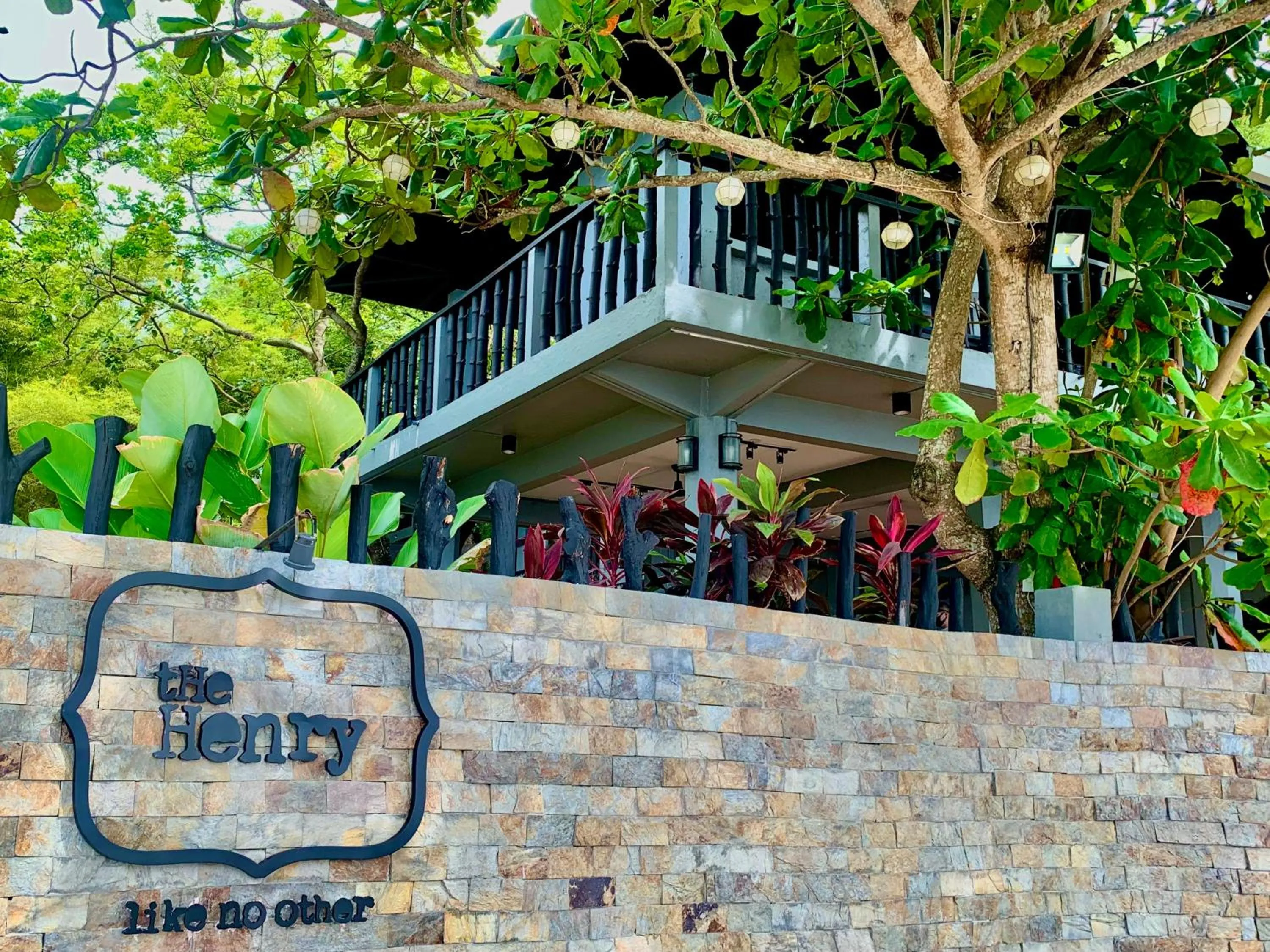 Facade/entrance in The Henry Resort Taramindu Laiya