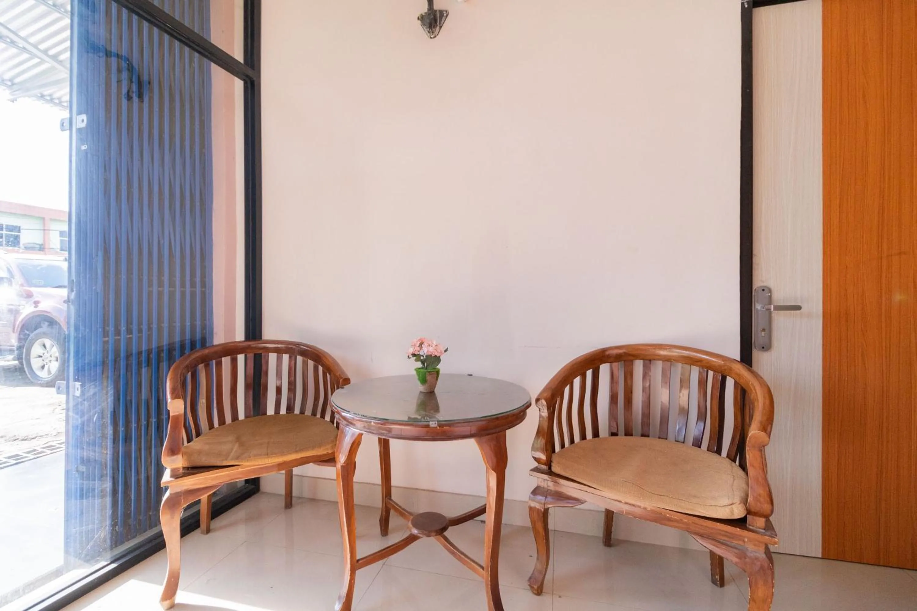 Seating area in Urbanview Hotel Lumendiva 2 Palembang by RedDoorz