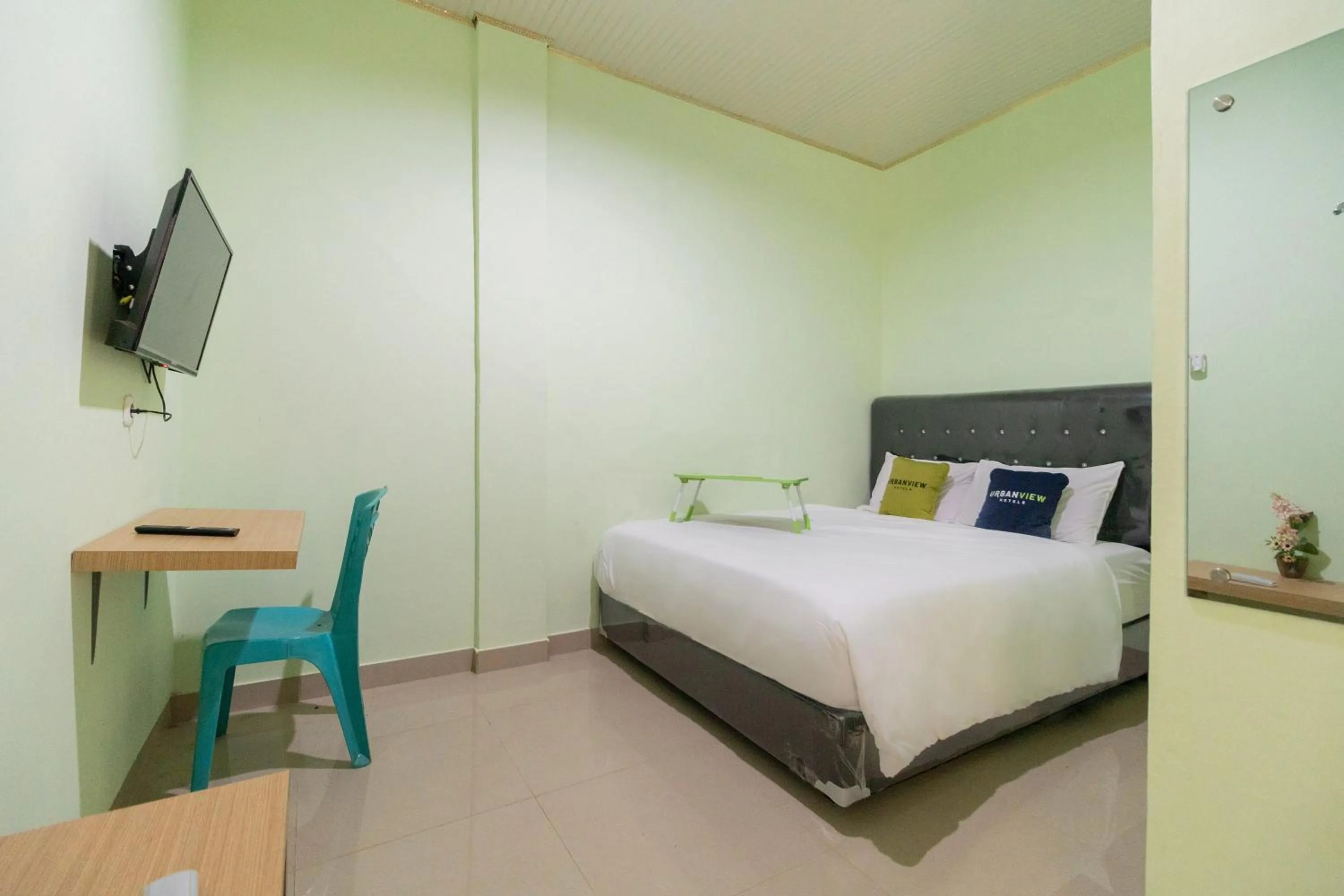 Photo of the whole room, Bed in Urbanview Hotel Lumendiva 2 Palembang by RedDoorz