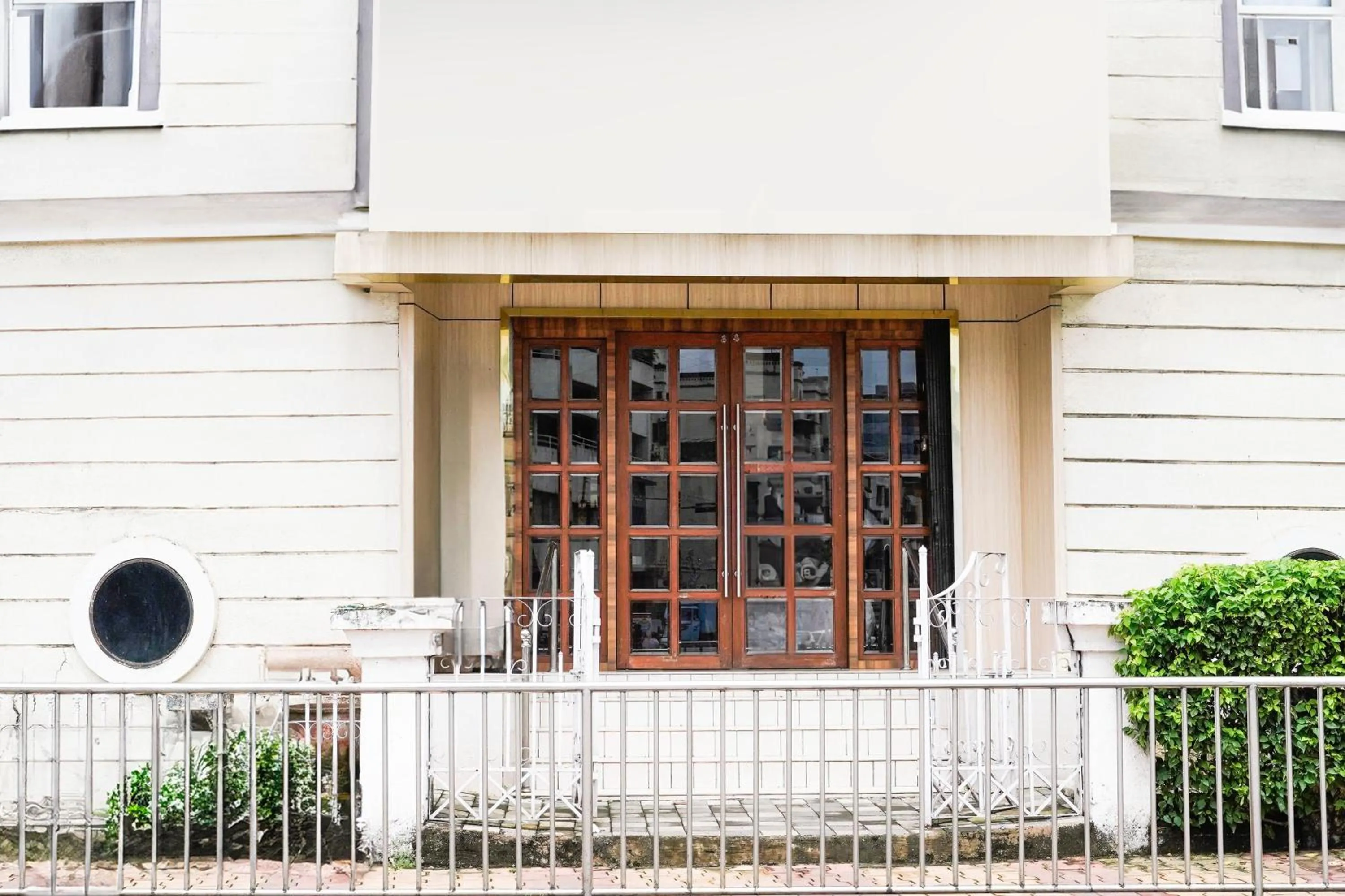 Facade/entrance in Super Townhouse Oak Vashi