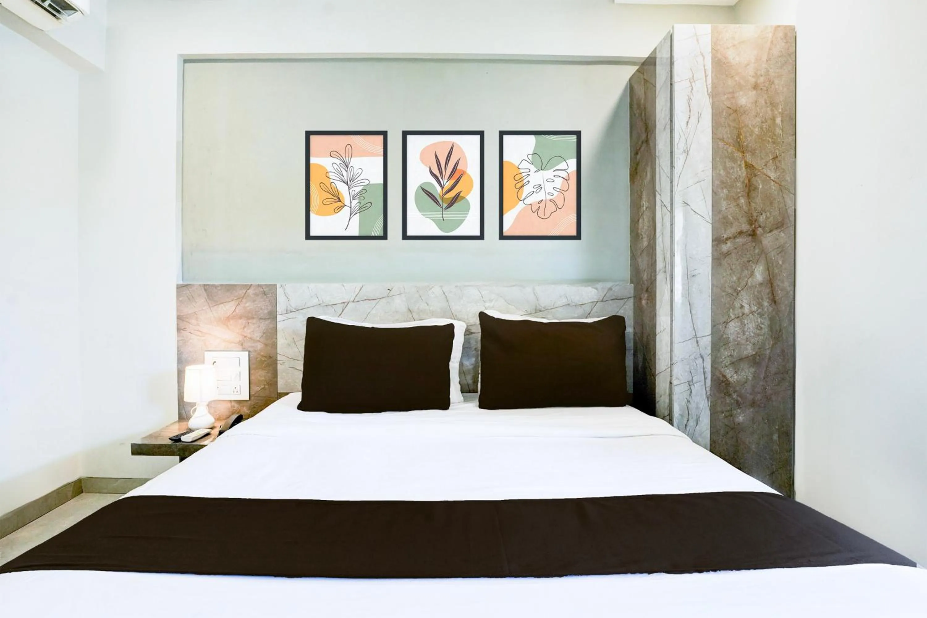 Bedroom, Bed in Super Townhouse Oak Vashi