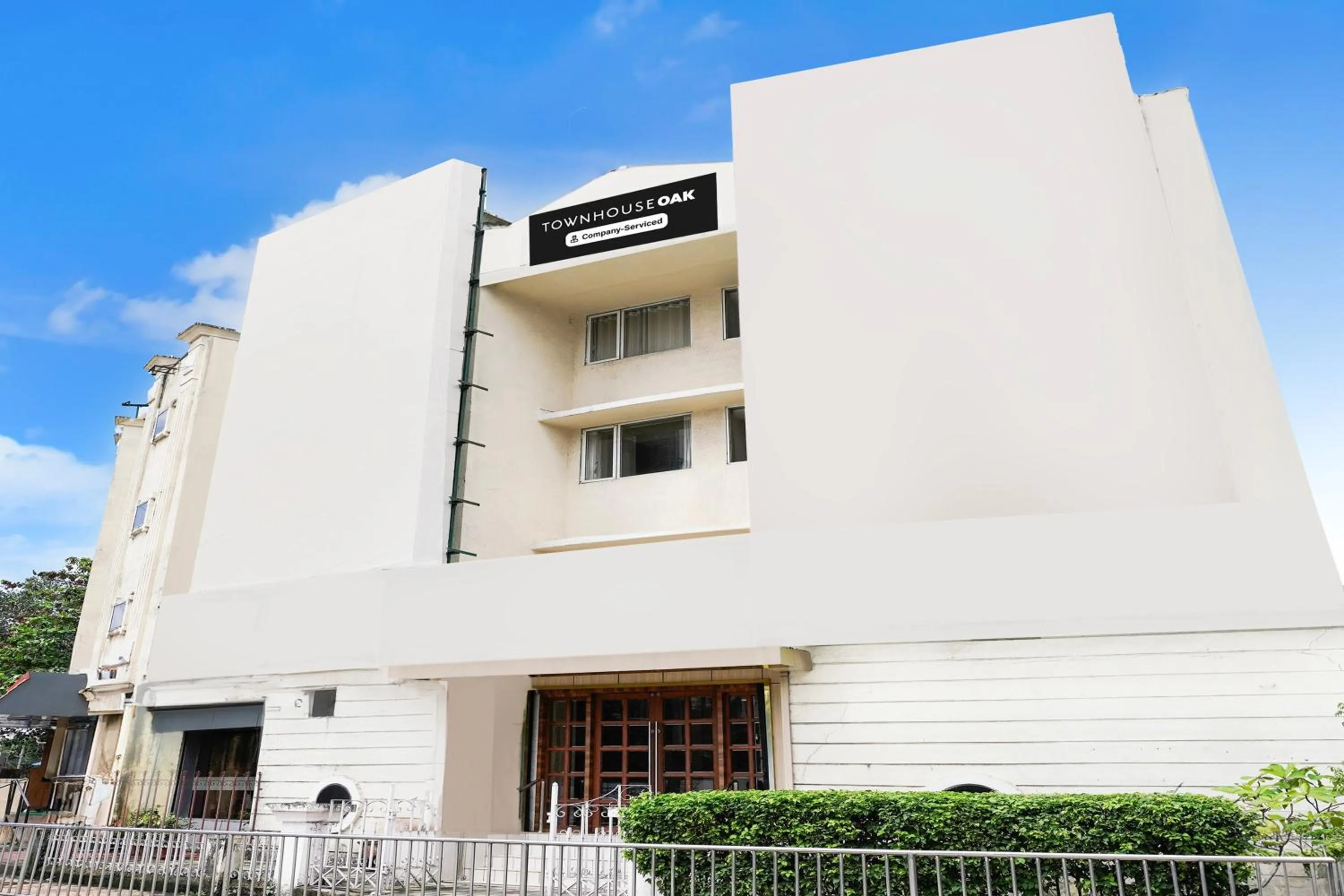 Facade/entrance in Super Townhouse Oak Vashi