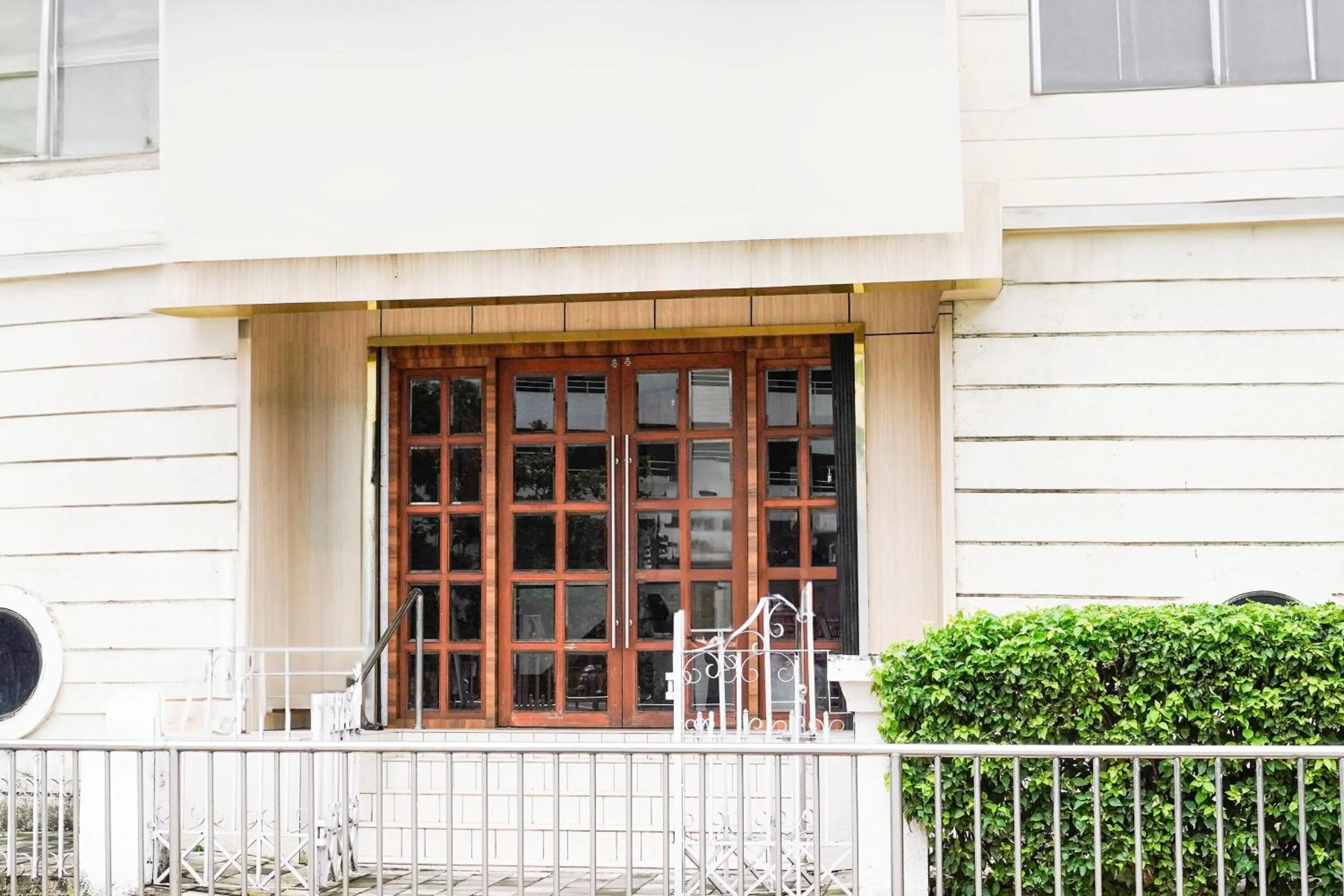 Facade/entrance in Super Townhouse Oak Vashi