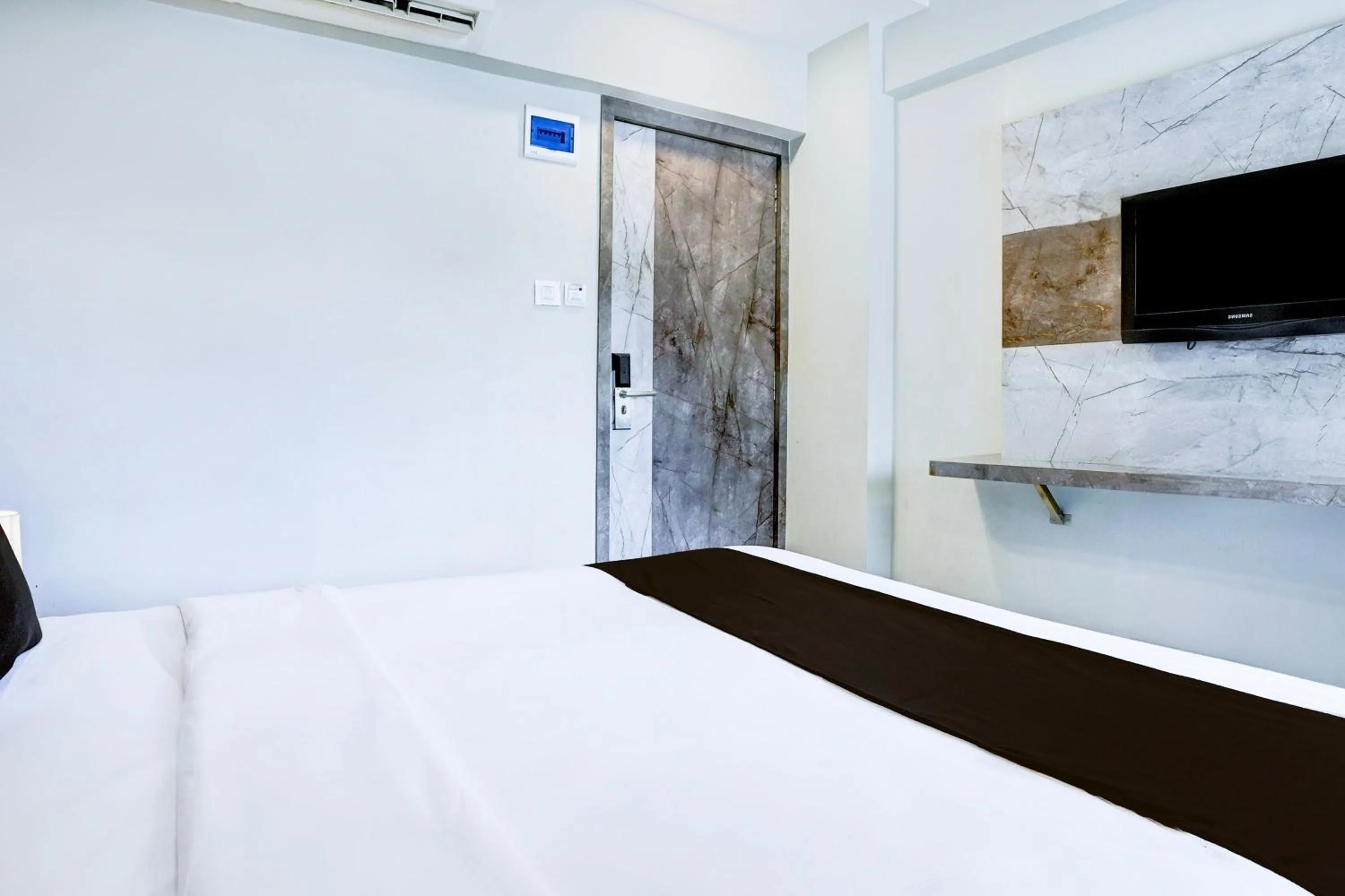 Bedroom, Bed in Super Townhouse Oak Vashi