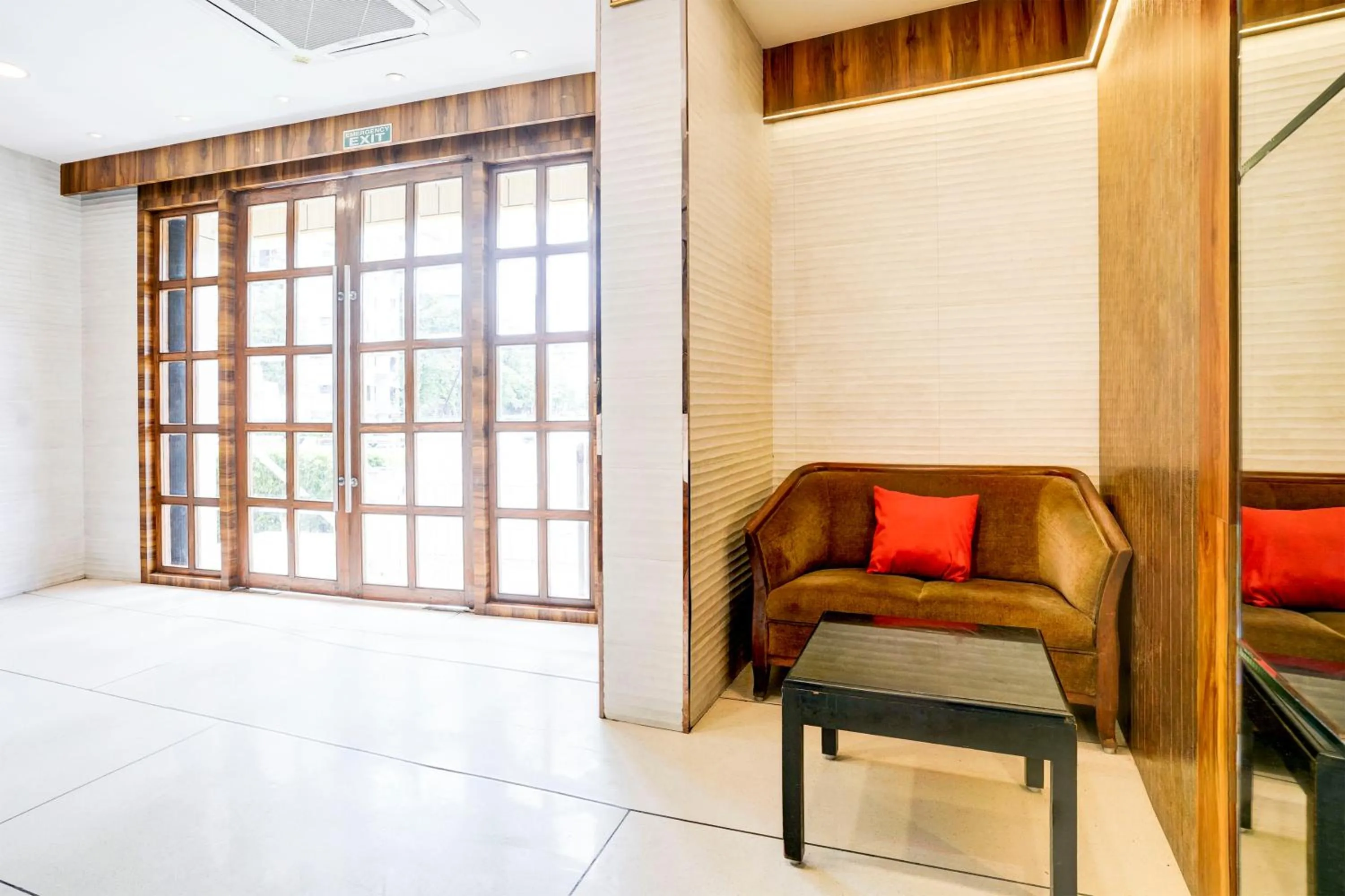 Lobby or reception in Super Townhouse Oak Vashi