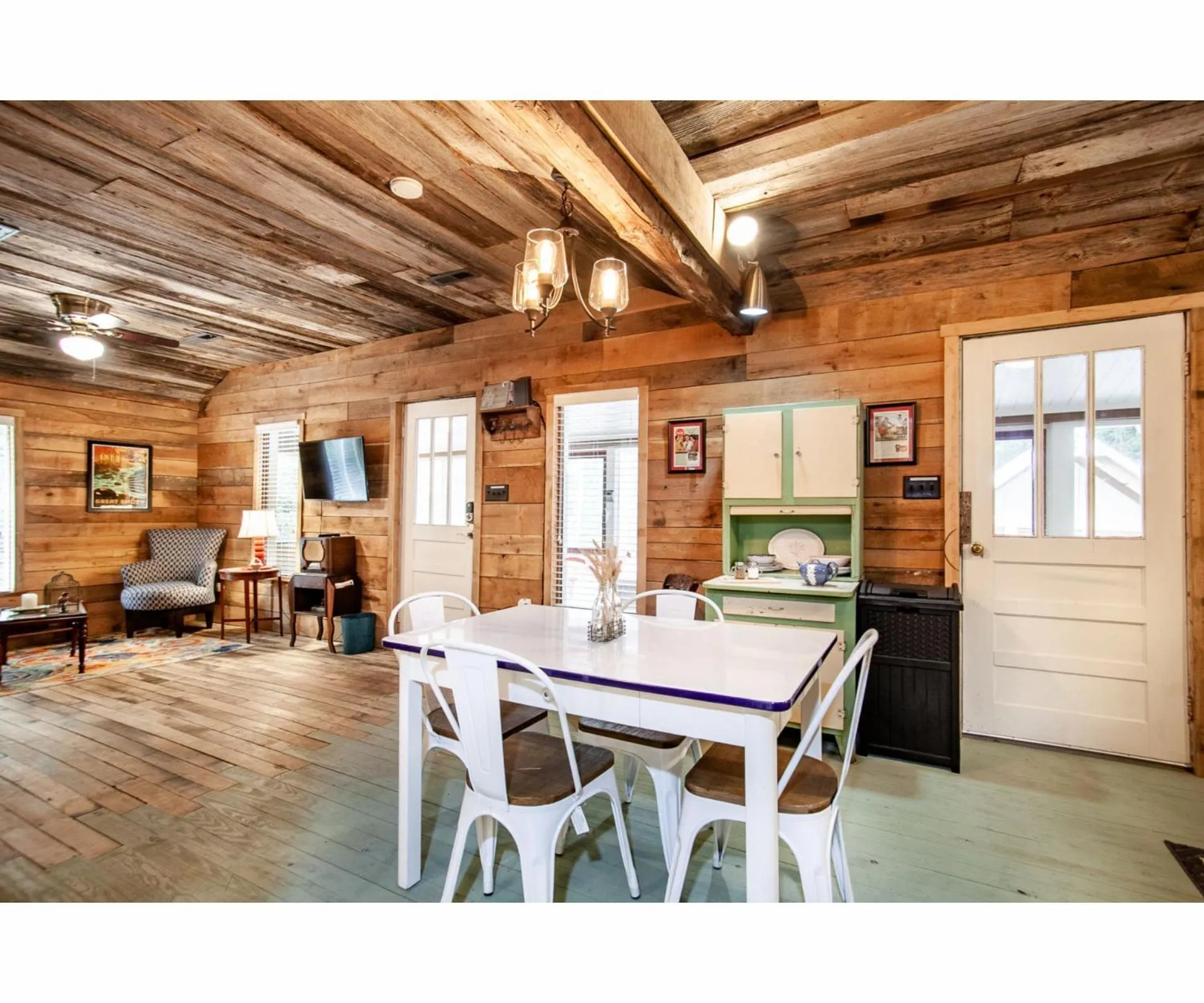 Dining area in Beary Relaxing Cabin - Rustic with Outdoor Patio