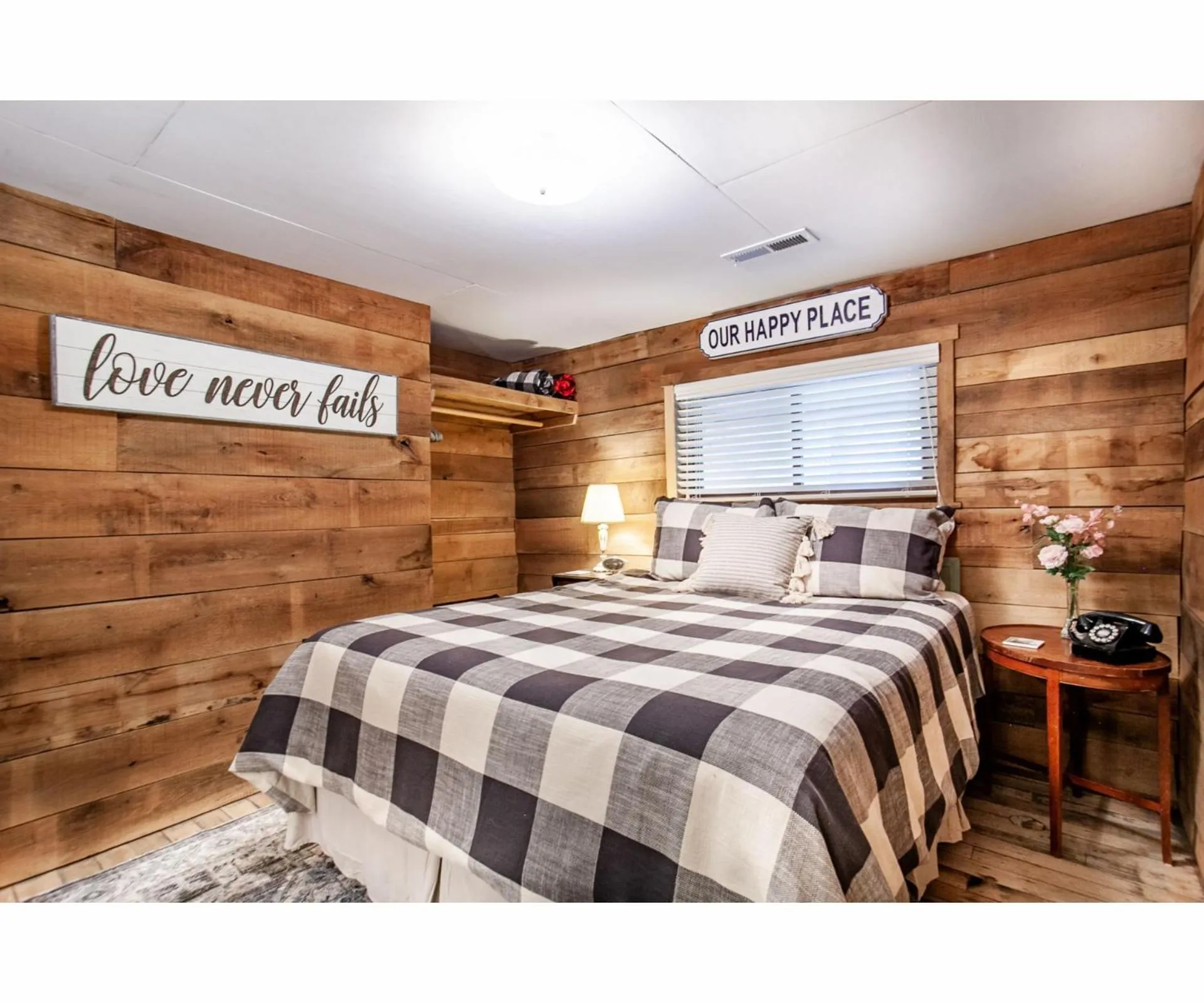 Bedroom, Bed in Beary Relaxing Cabin - Rustic with Outdoor Patio