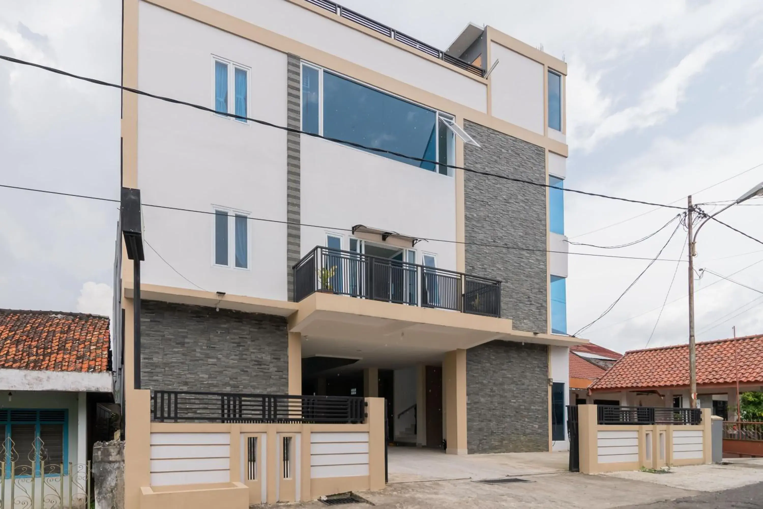 Facade/entrance in Urbanview Hotel Ephe Palembang by RedDoorz Facade/entrance in Urbanview Hotel Ephe Palembang by RedDoorz