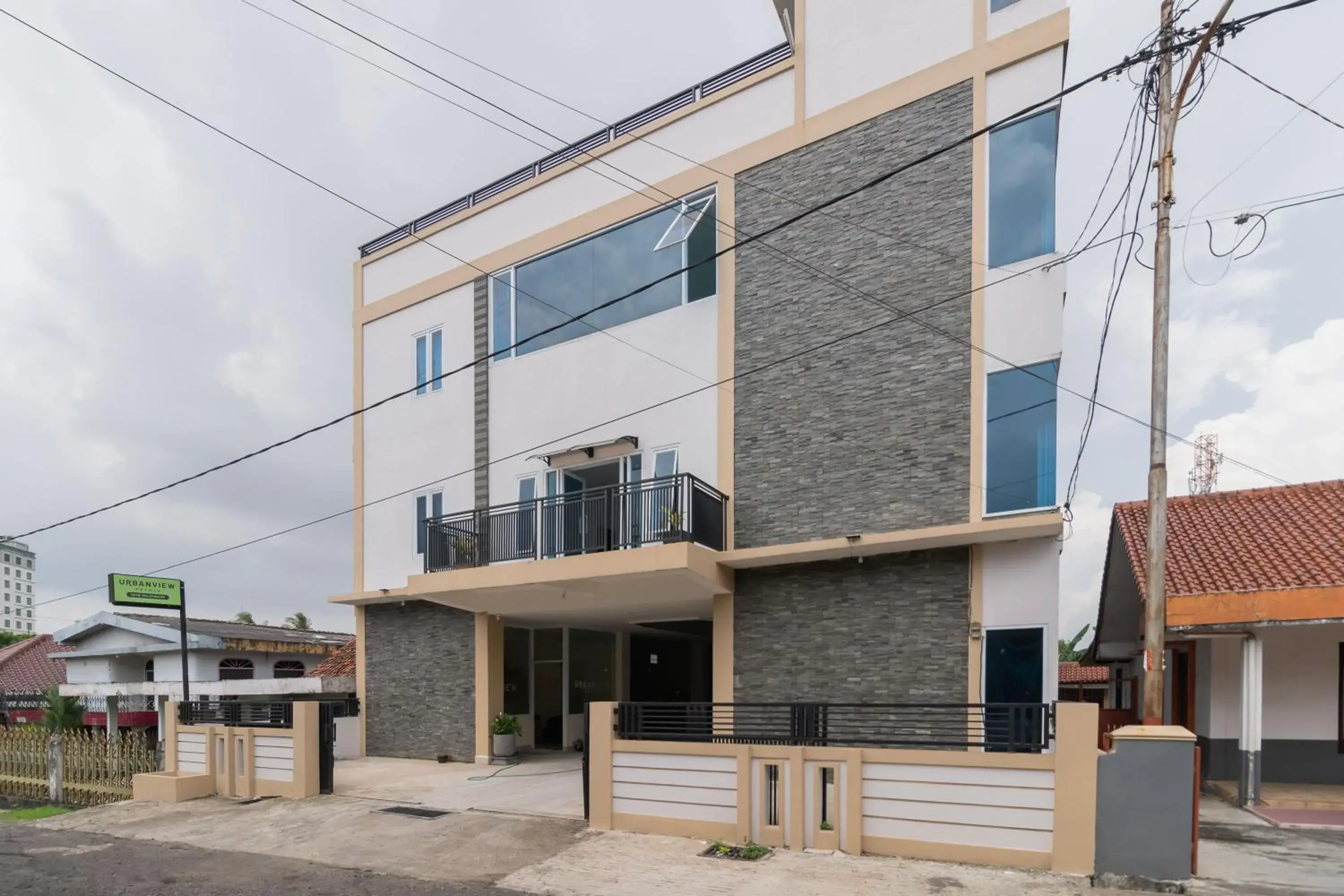 Property building in Urbanview Hotel Ephe Palembang by RedDoorz Property building in Urbanview Hotel Ephe Palembang by RedDoorz