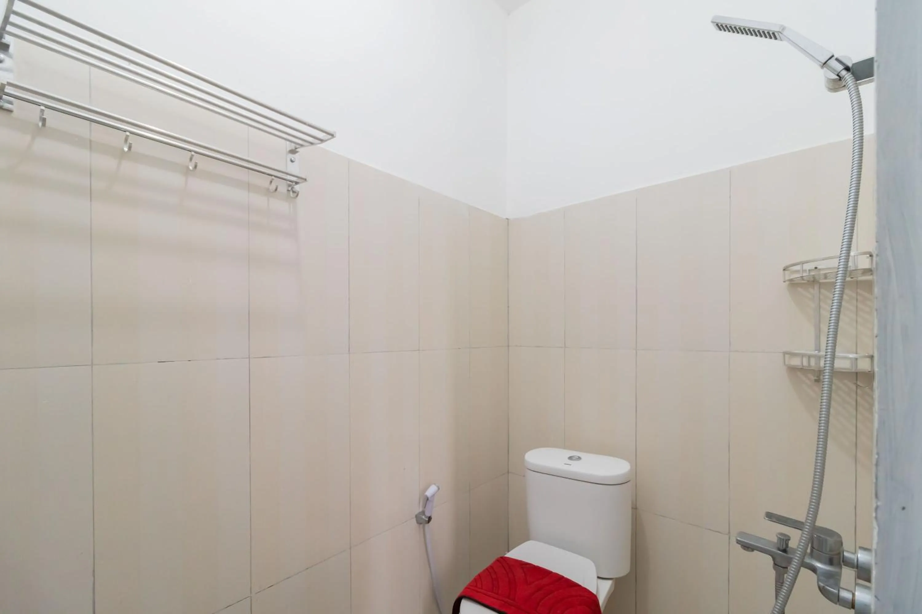 Bathroom in Urbanview Hotel Ephe Palembang by RedDoorz