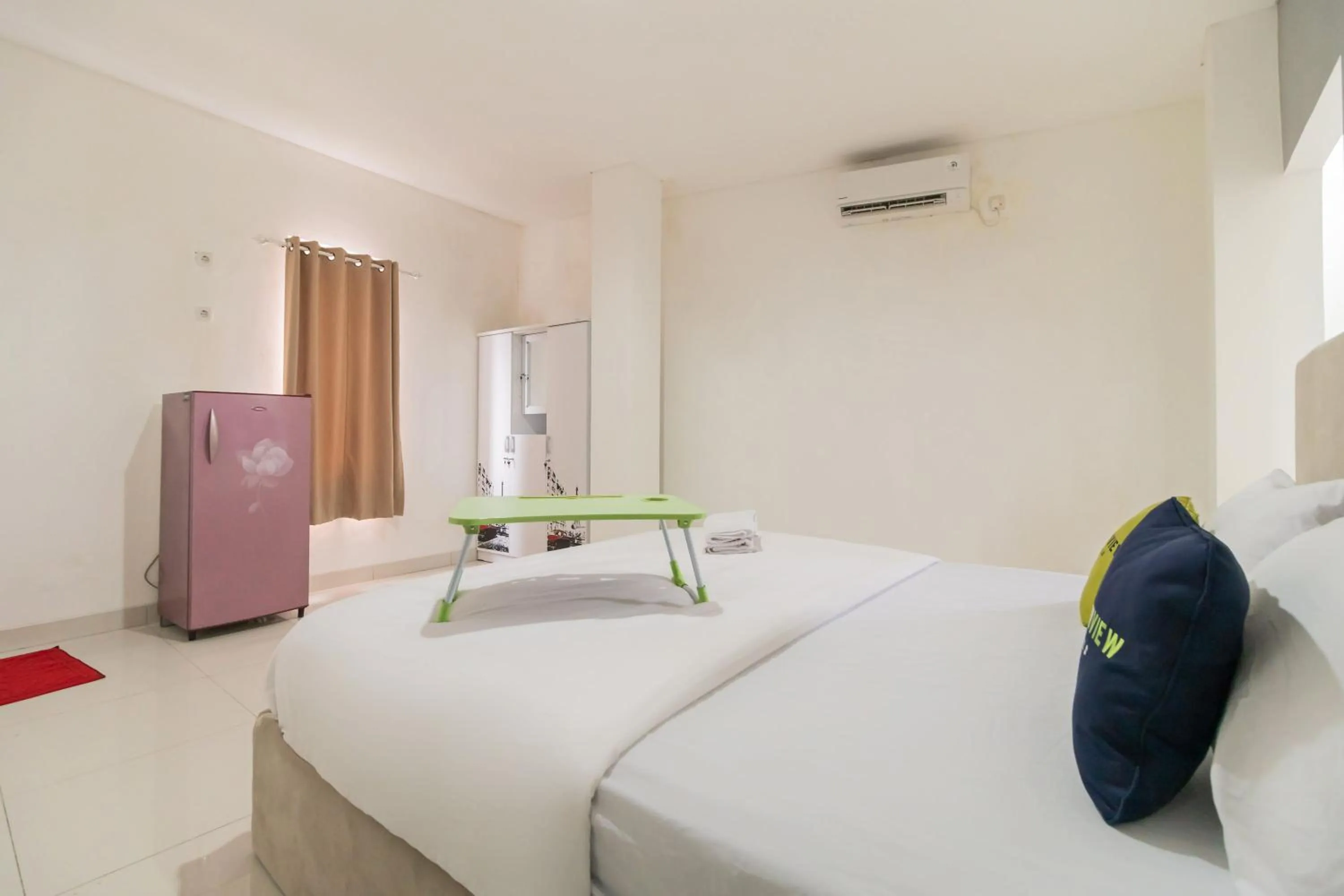 Photo of the whole room, Bed in Urbanview Hotel Ephe Palembang by RedDoorz