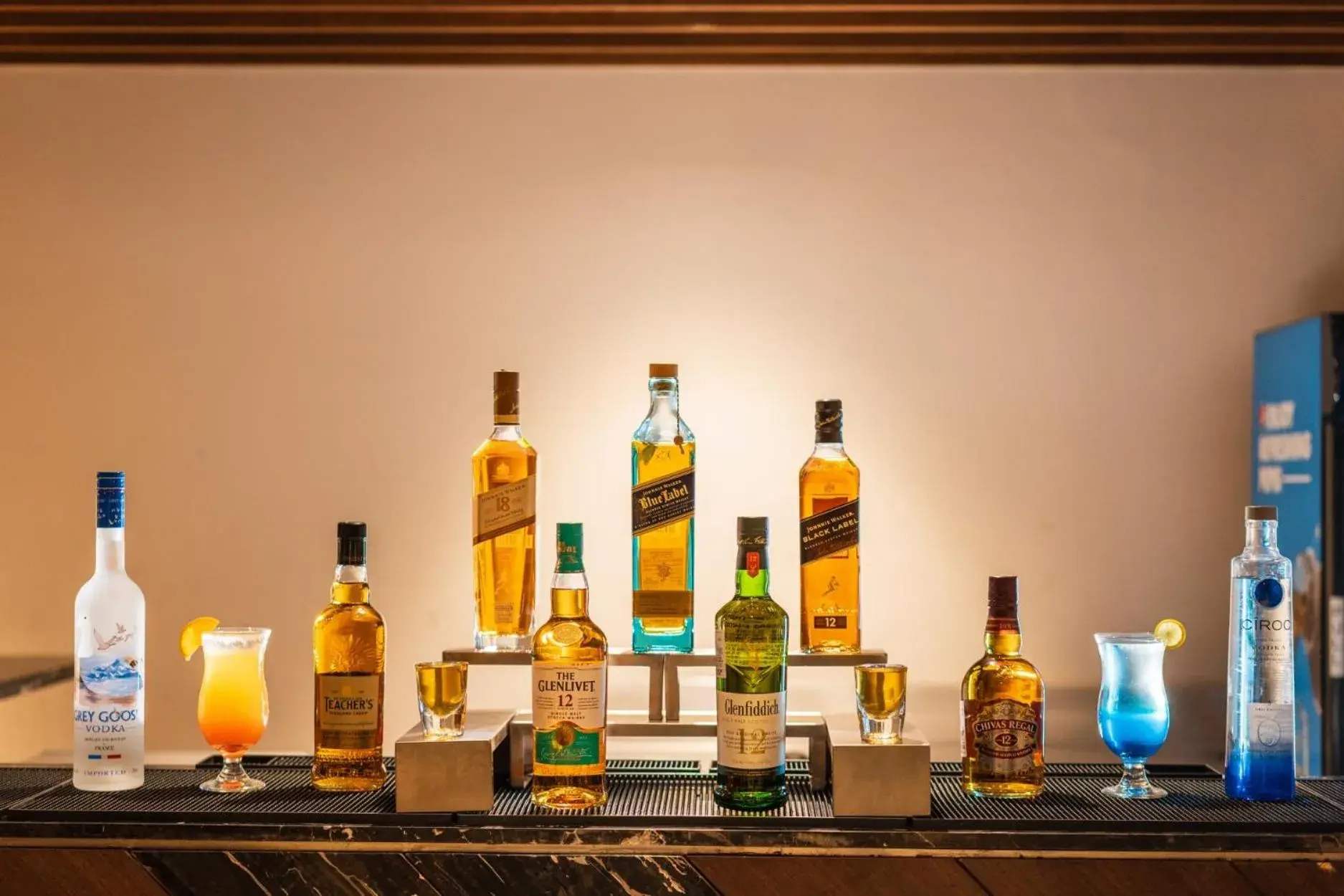 Lounge or bar in De Mandarin Hotel Goa Lounge or bar in De Mandarin Hotel Goa