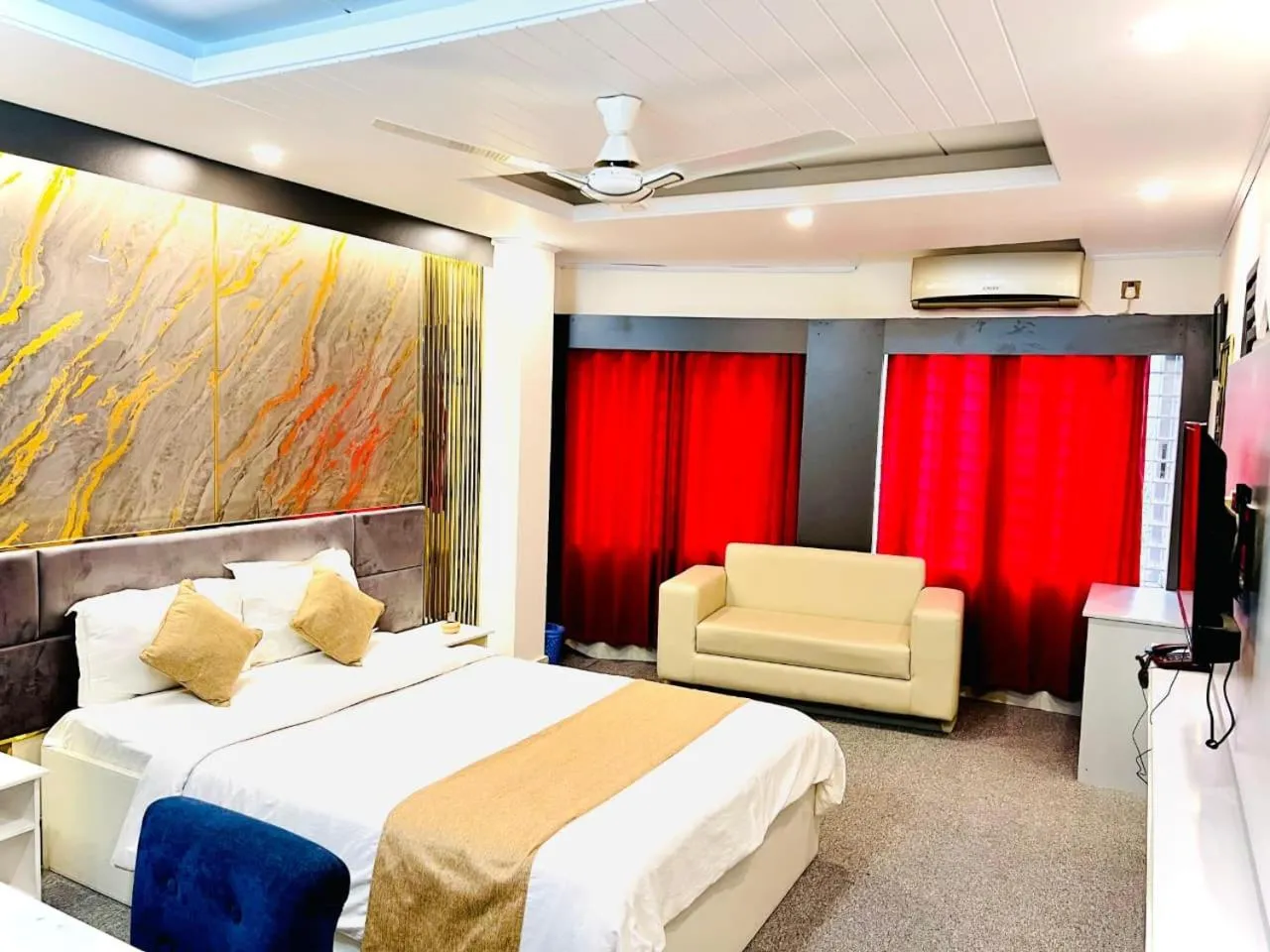 Bed in The Grand Mafi Hotel & Spa