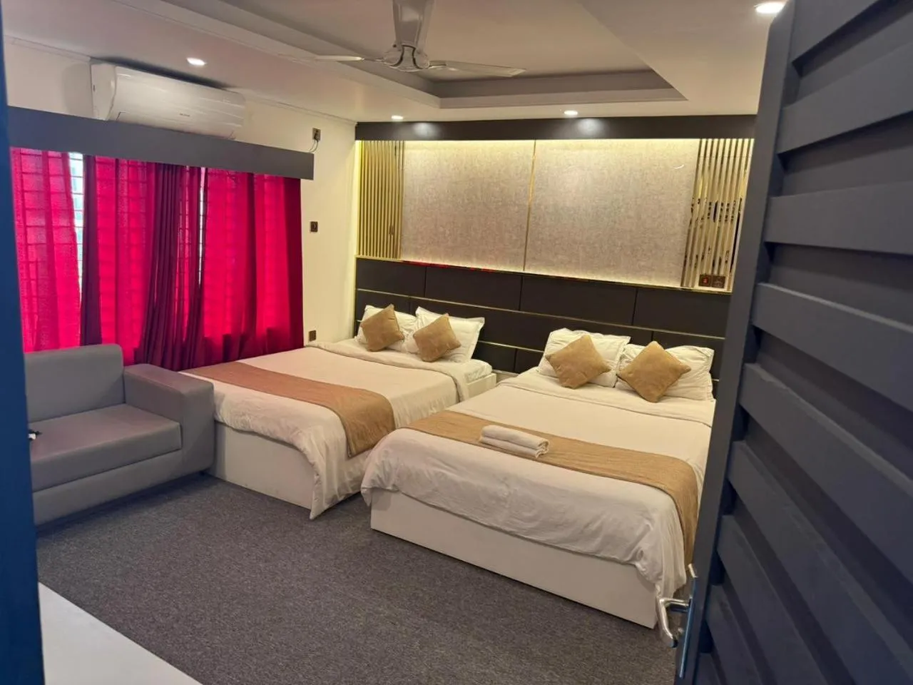 Bed in The Grand Mafi Hotel & Spa