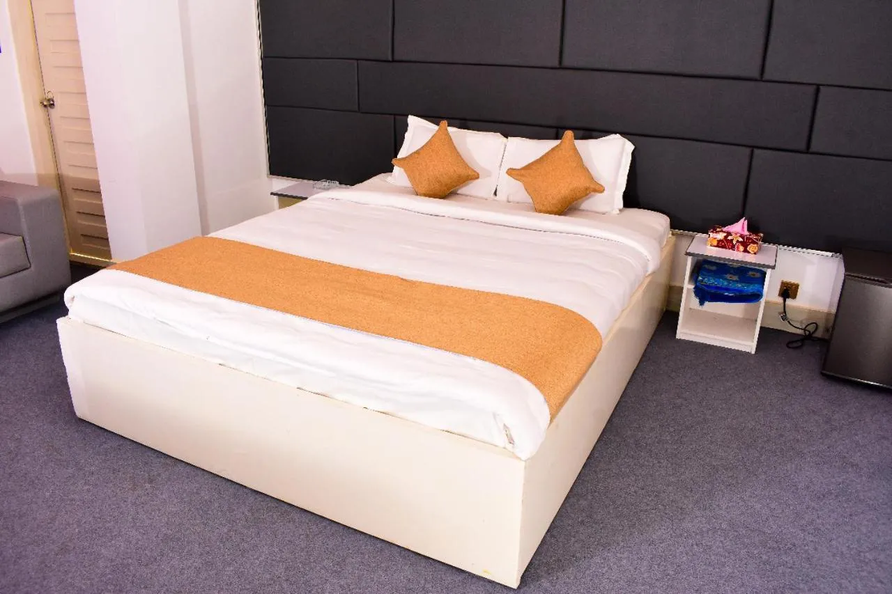 Bed in The Grand Mafi Hotel & Spa