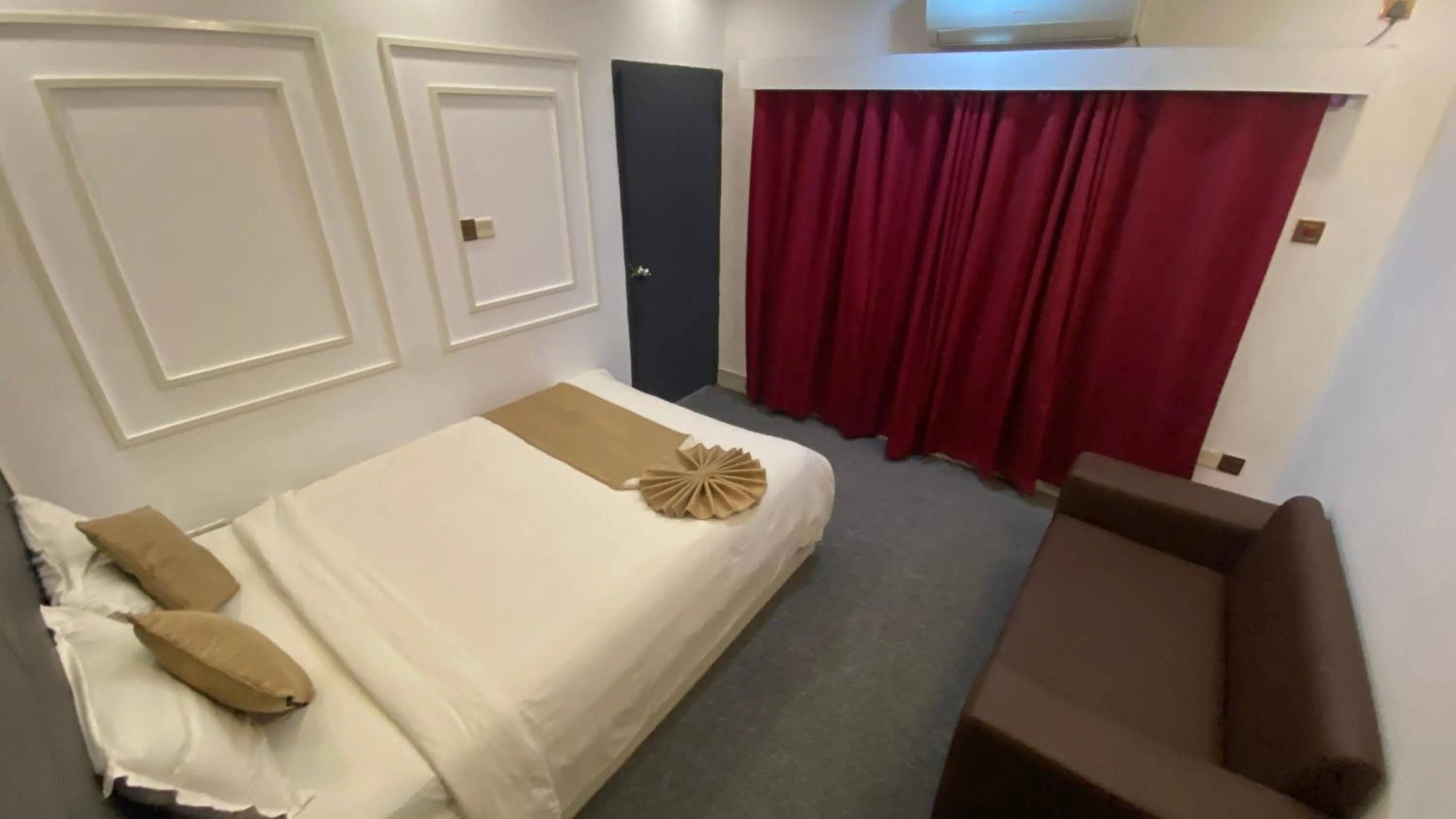 Bed in The Grand Mafi Hotel & Spa