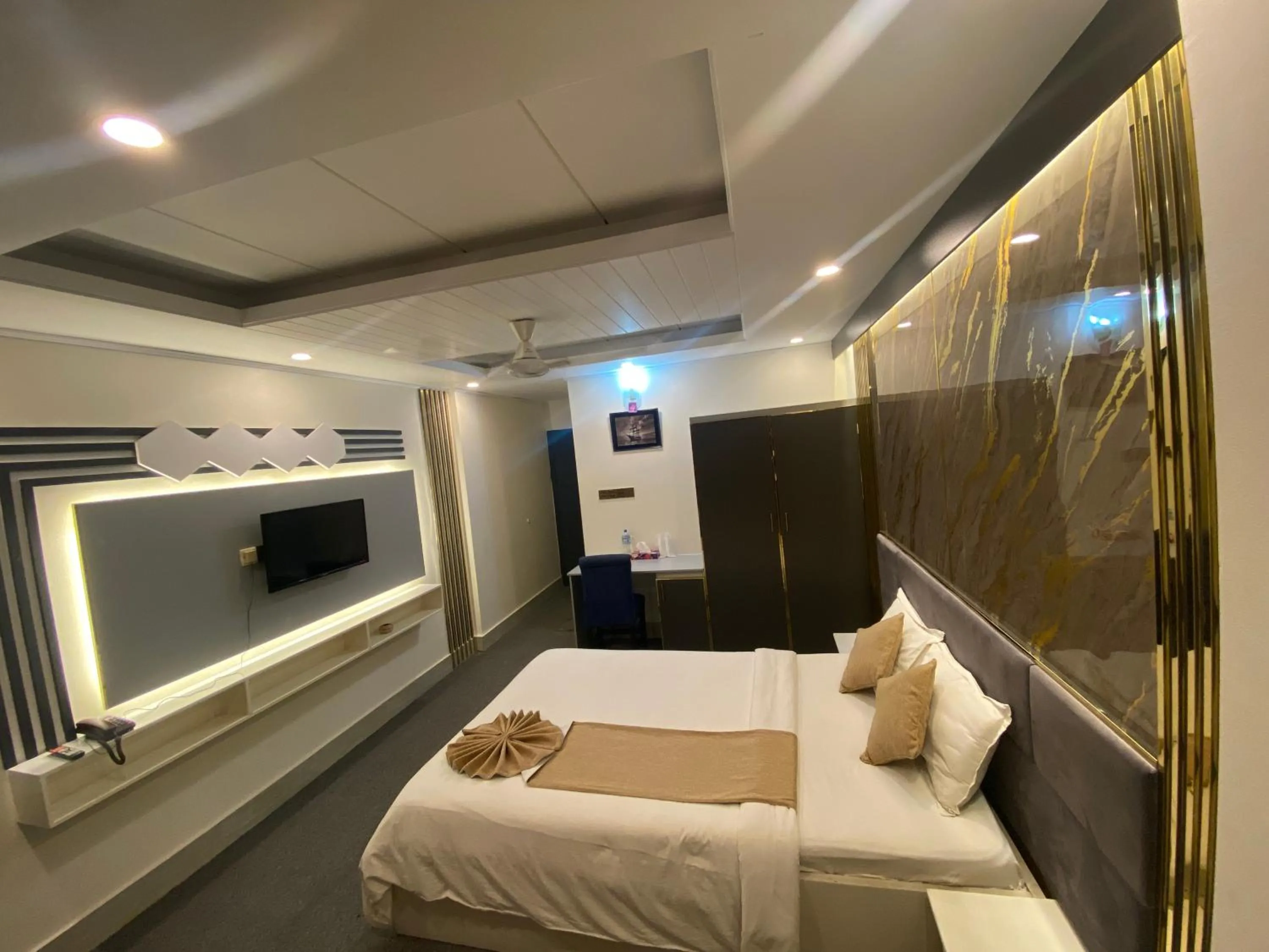Bed in The Grand Mafi Hotel & Spa