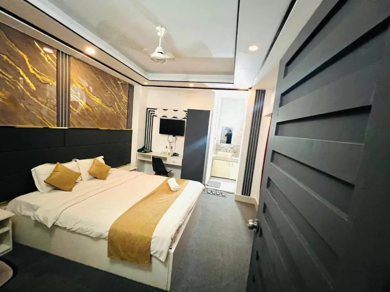 Bed in The Grand Mafi Hotel & Spa