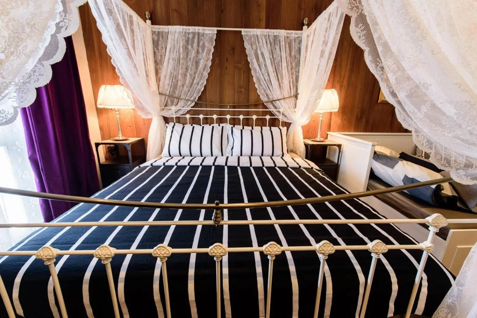 Bed in RoomQuest Rimrabeang at Amphawa