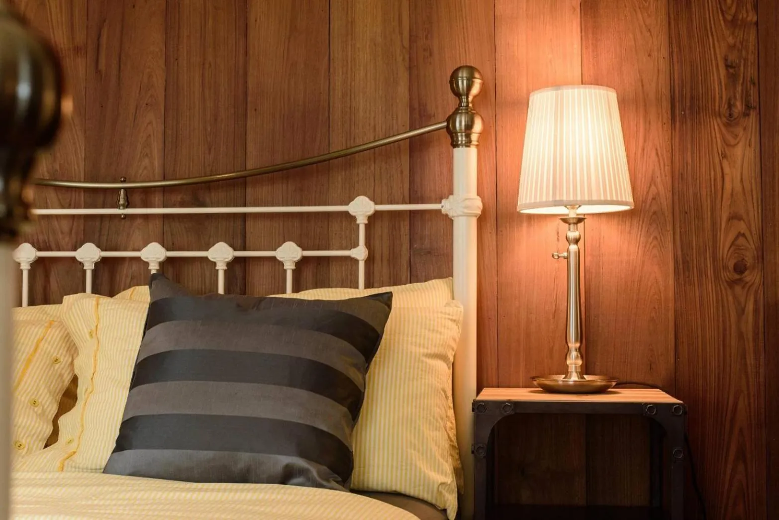 Bed in RoomQuest Rimrabeang at Amphawa