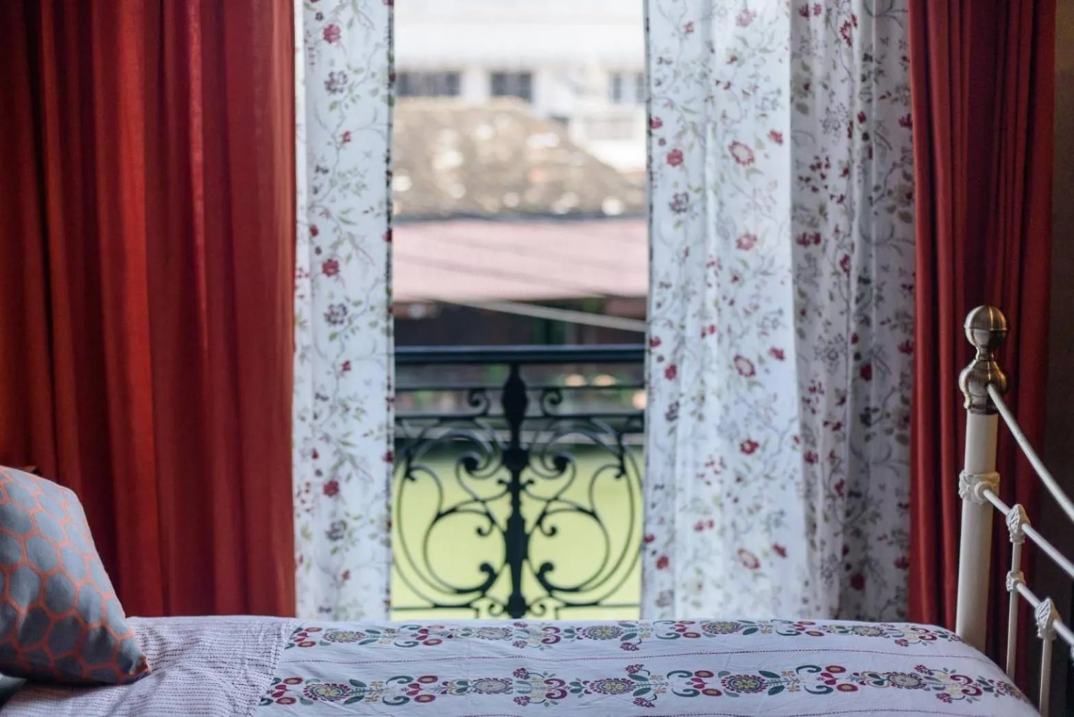 View (from property/room), Bed in RoomQuest Rimrabeang at Amphawa