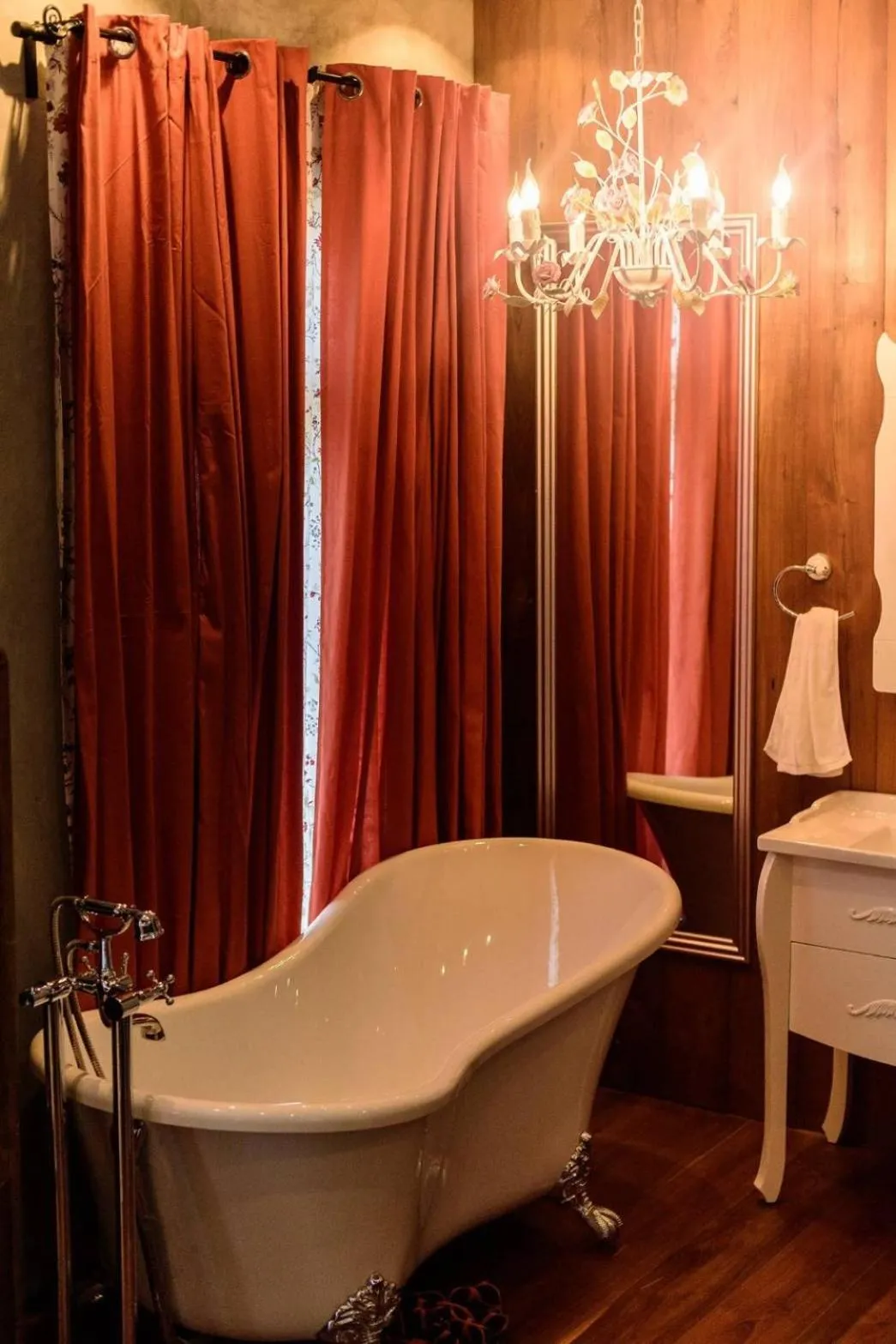 Hot Tub in RoomQuest Rimrabeang at Amphawa