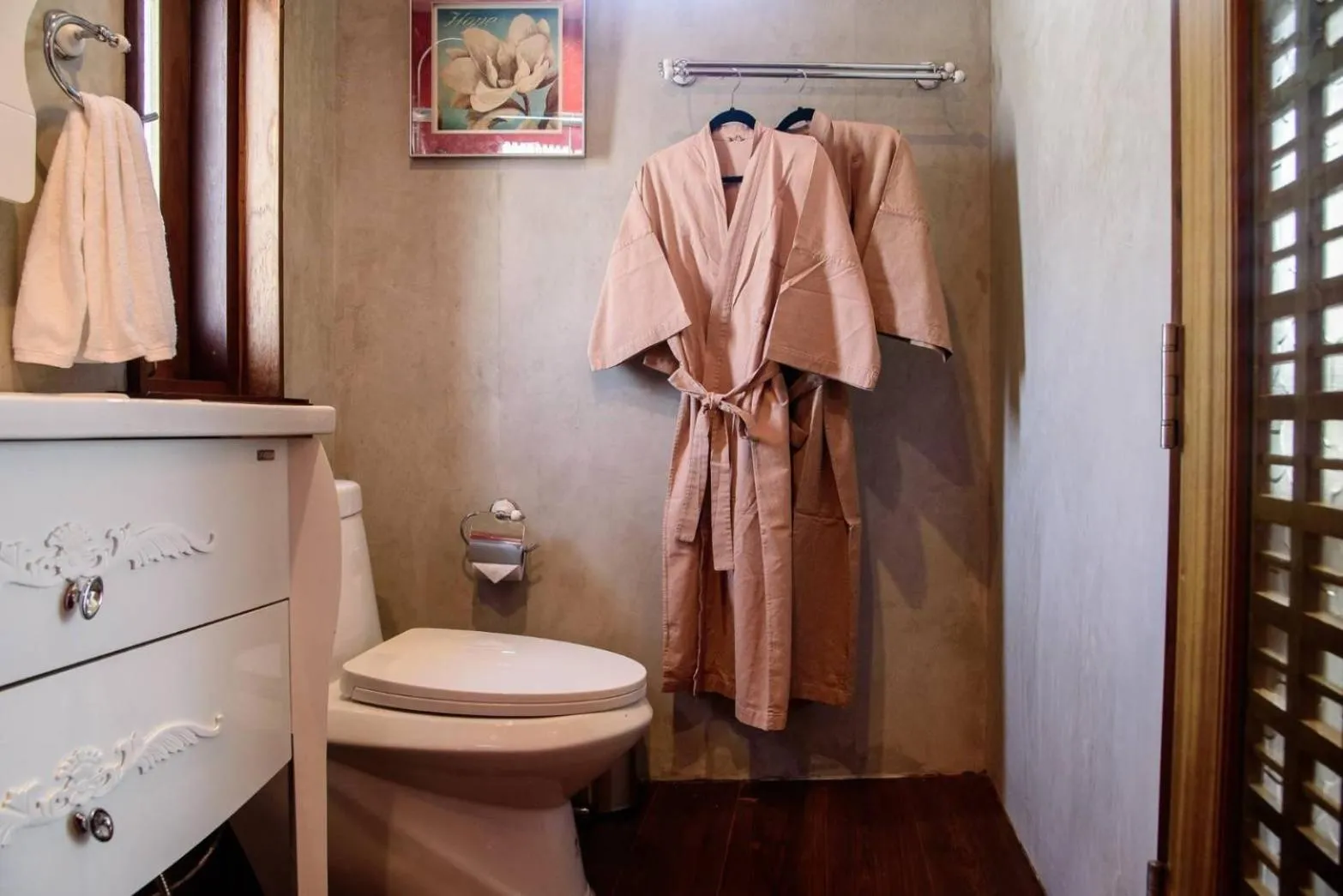 Bathroom in RoomQuest Rimrabeang at Amphawa