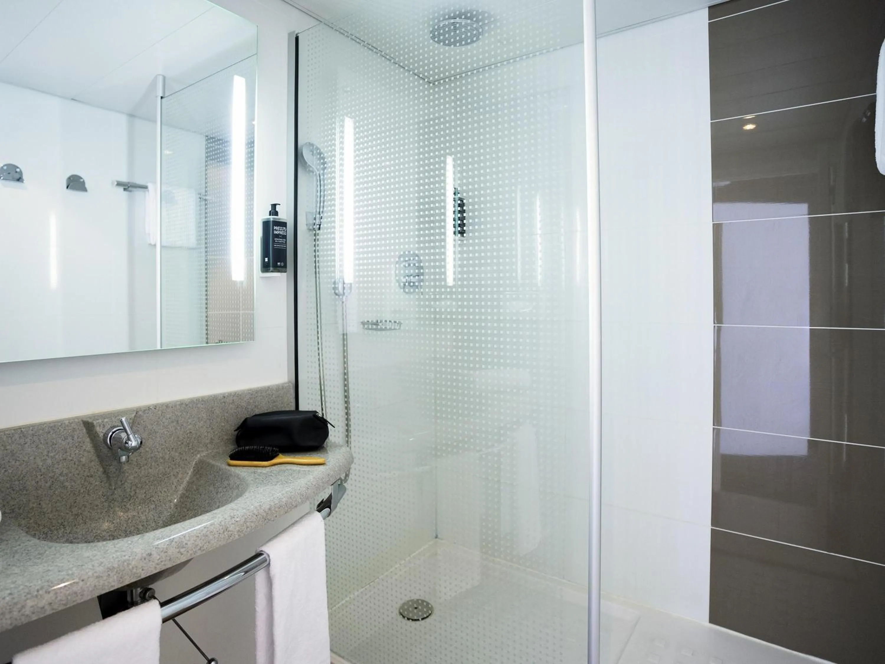 Photo of the whole room in ibis Styles Lille Neuville en Ferrain