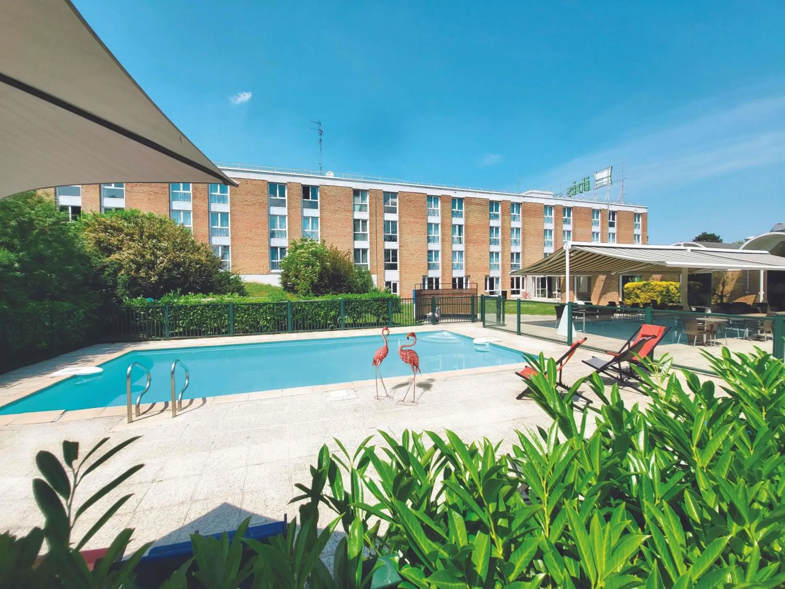 Pool view in ibis Styles Lille Neuville en Ferrain Pool view in ibis Styles Lille Neuville en Ferrain