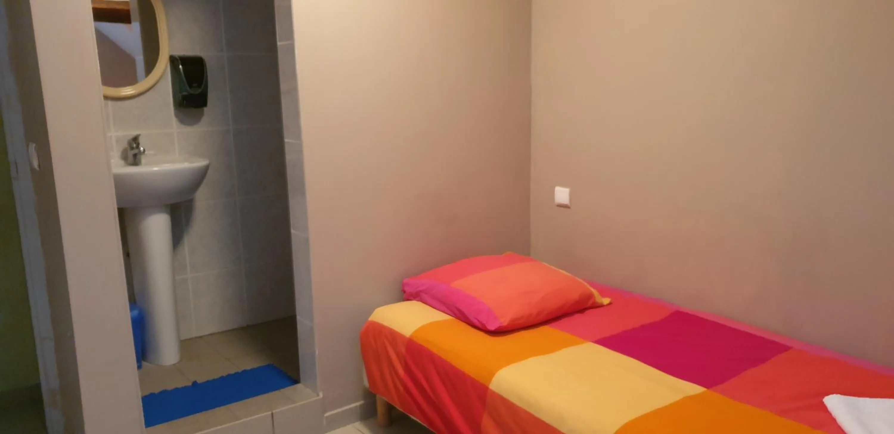 Photo of the whole room, Bed in Presqu'île de Chooz